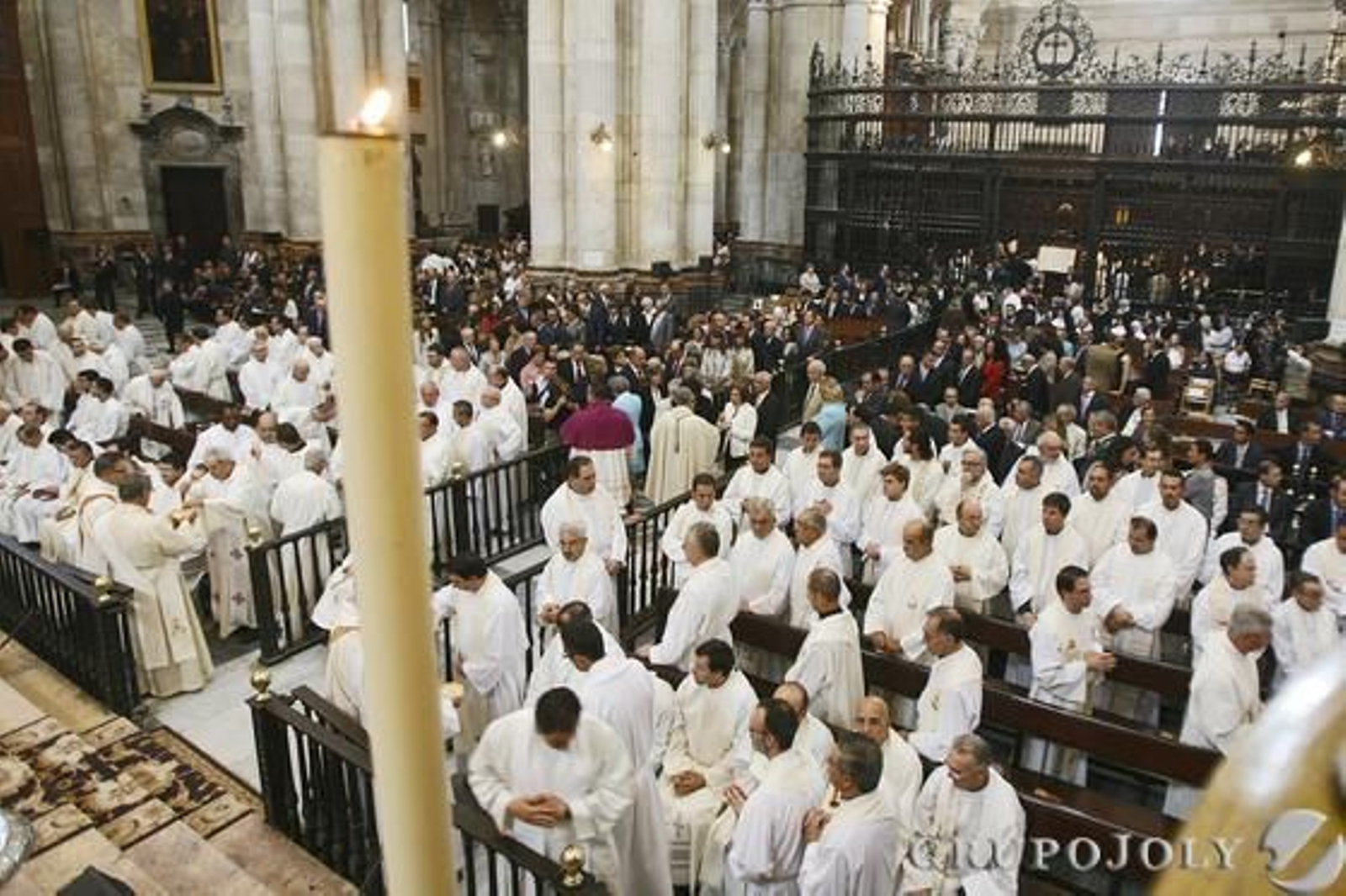Imágenes de la toma de posesión del nuevo obispo de Cádiz y Ceuta, Rafael Zornoza Boy, en la Catedral de Cádiz.

Foto: Lourdes de Vicente - Joaquin Pino