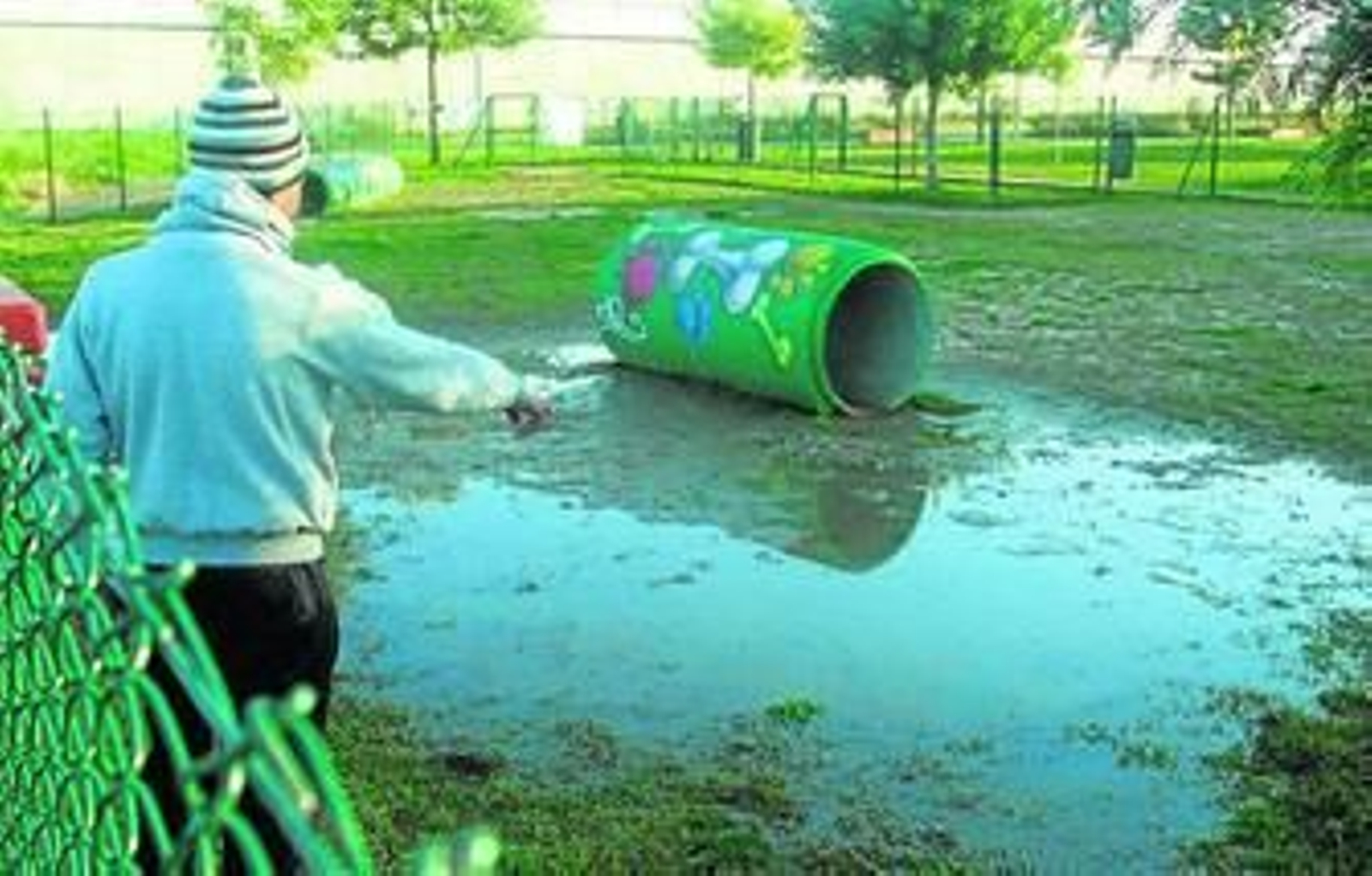 Imagen del parque canino de Atocha días atrás, anegado a causa de las lluvias y el agua de los aspersores.