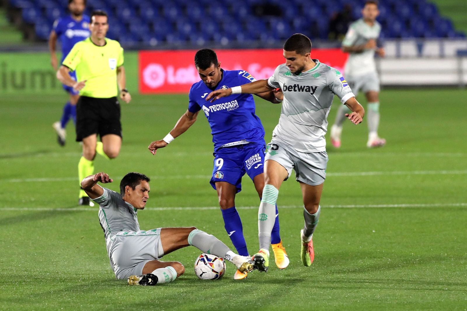 Mandi y Bartra intentan frenar a Ángel.