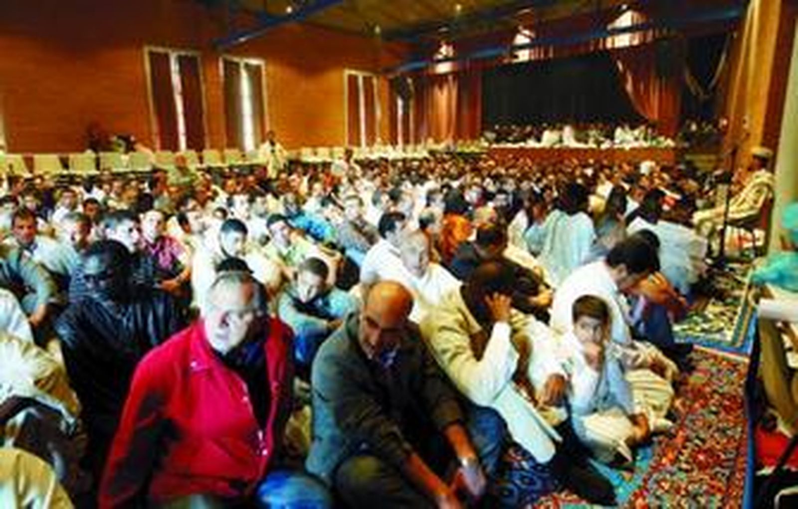 Fieles musulmanes escuchan al imán de la Mezquita Mayor, Hajj Abdulhasib, ayer, en San Miguel Alto.
