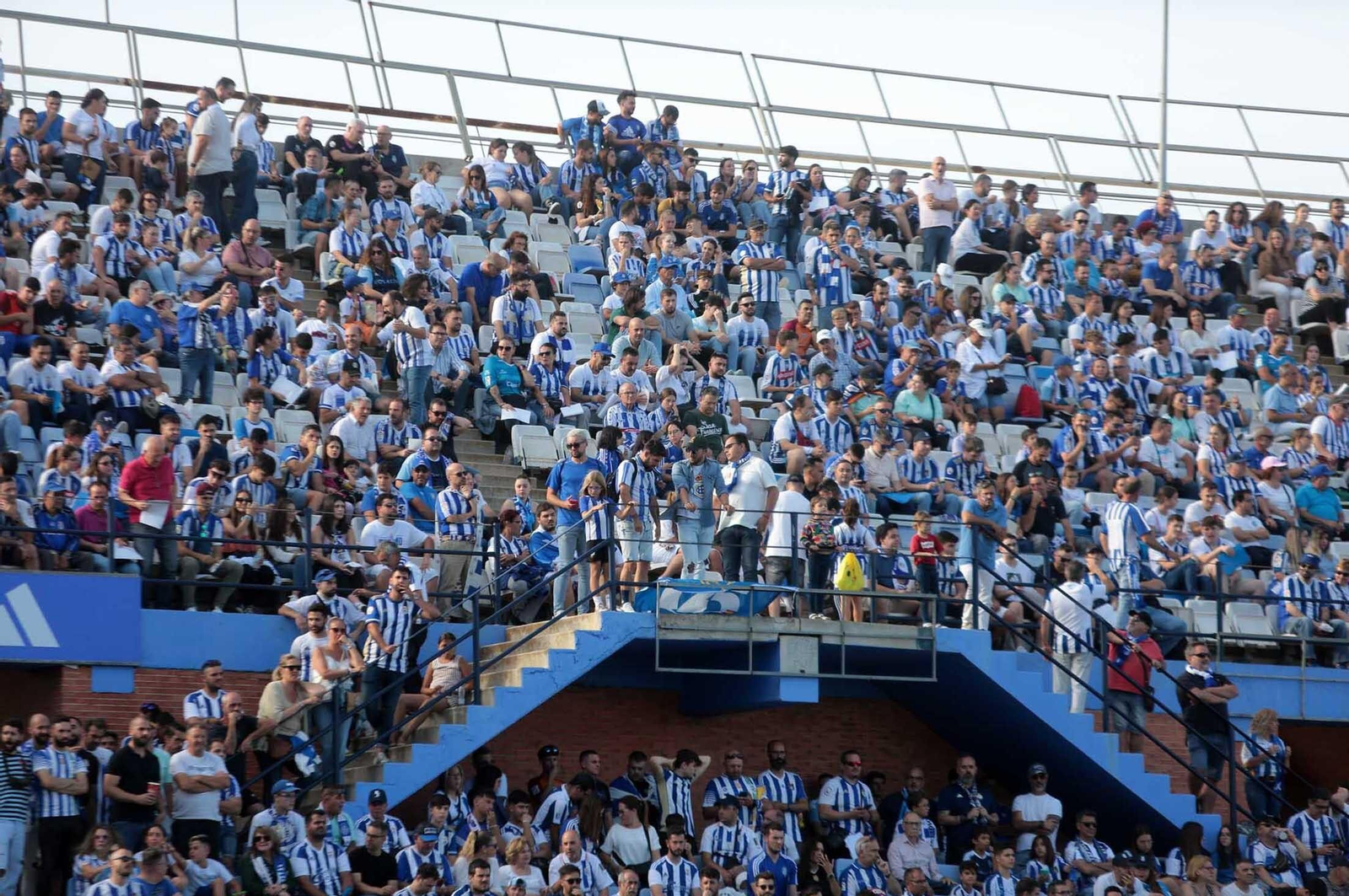 Imágenes del gran ambiente en el Nuevo Colombino en el ascenso del Recre