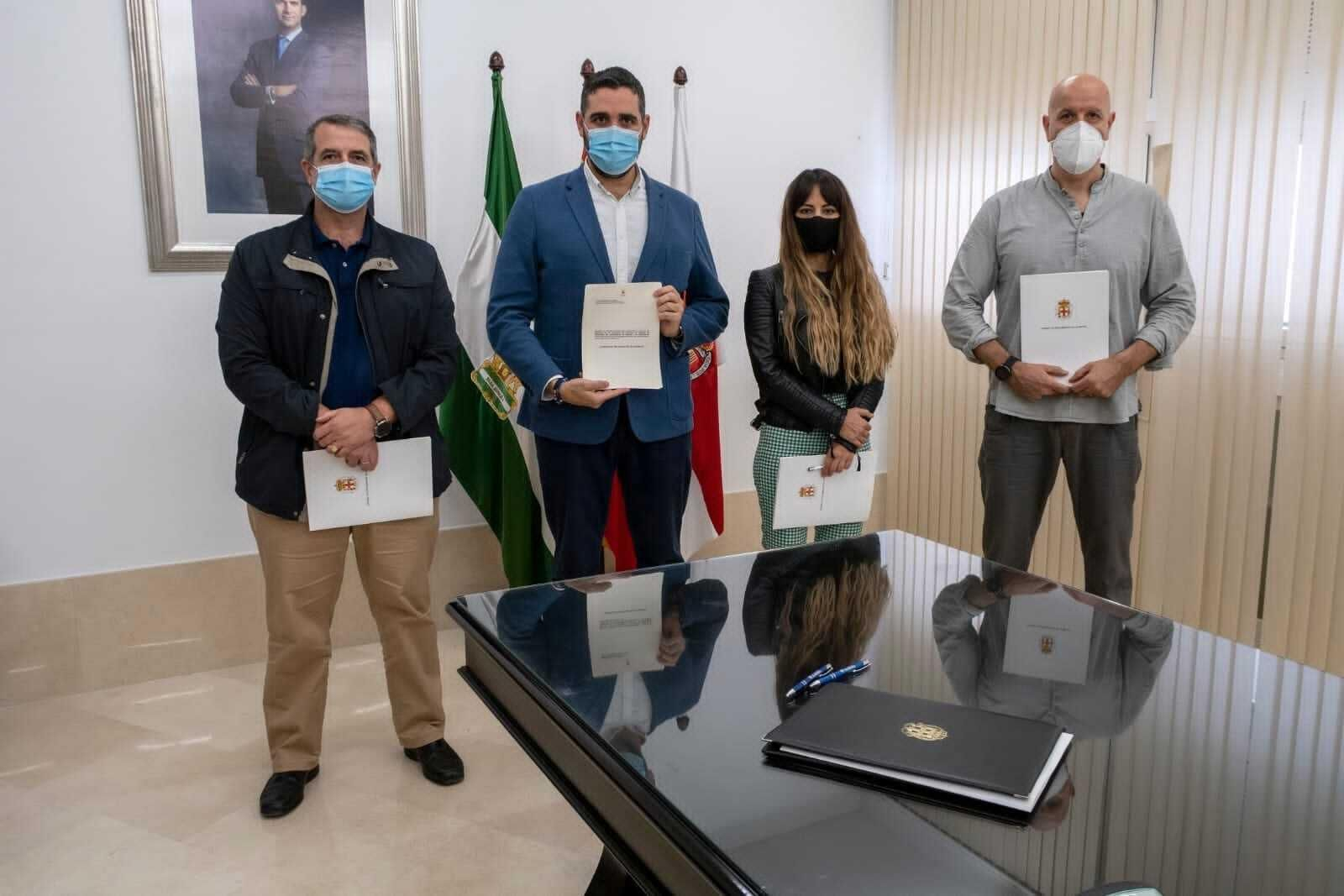 Alonso con los representantes de los sindicatos firmantes