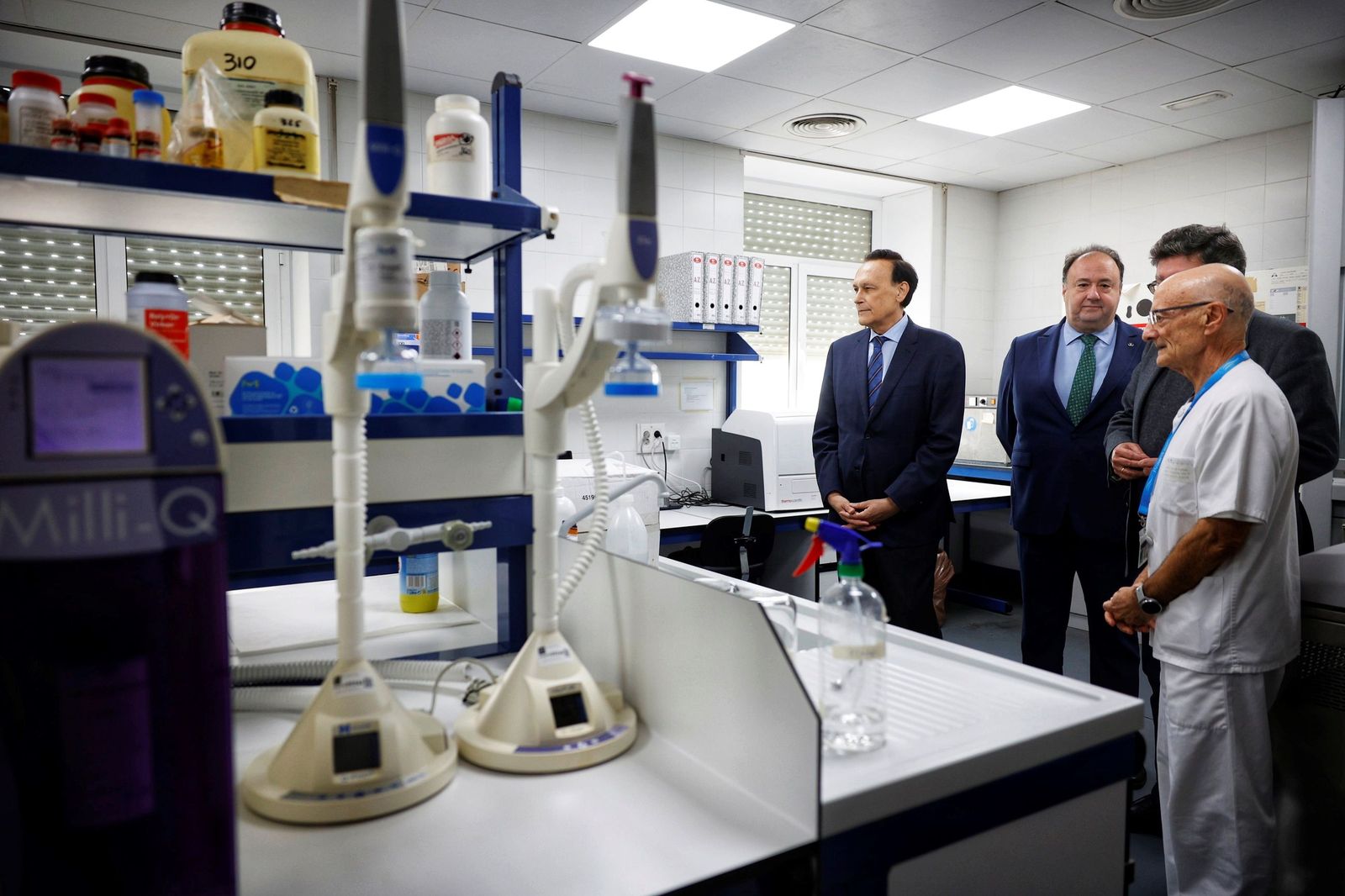 El consejero de Universidad estuvo acompañado por el rector de la UCA, Casimiro Mantell, y el director del INiBICA, Manuel Aguilar.