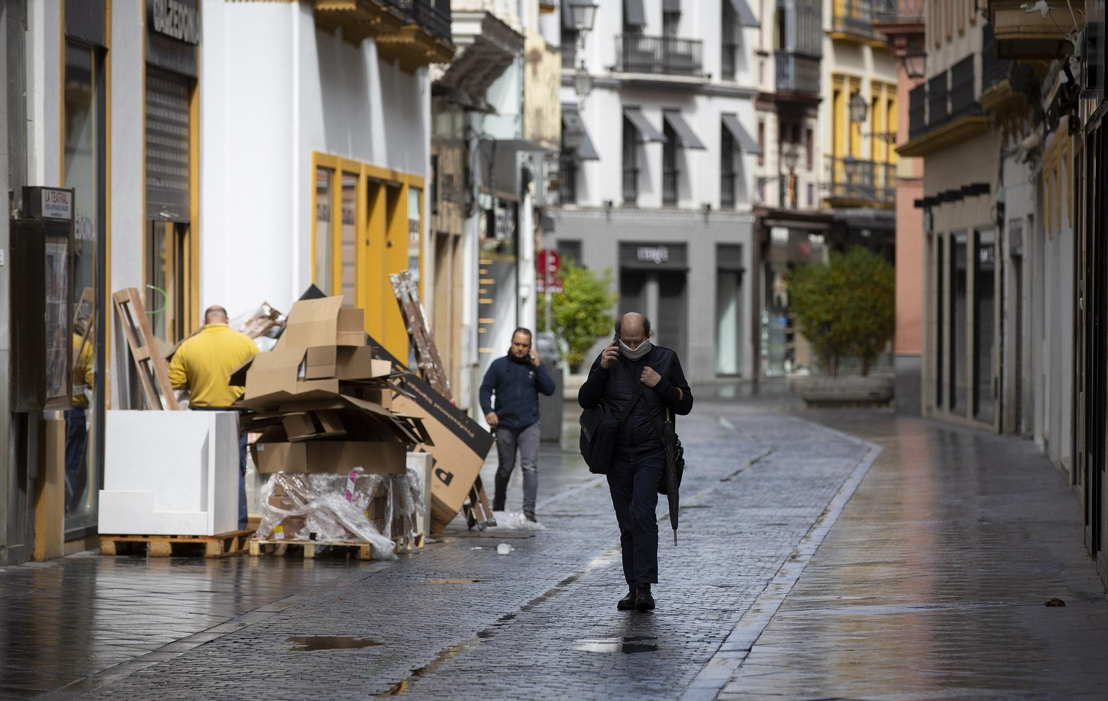 Coronavirus: Las imágenes del segundo día laboral de cuarentena en Sevilla