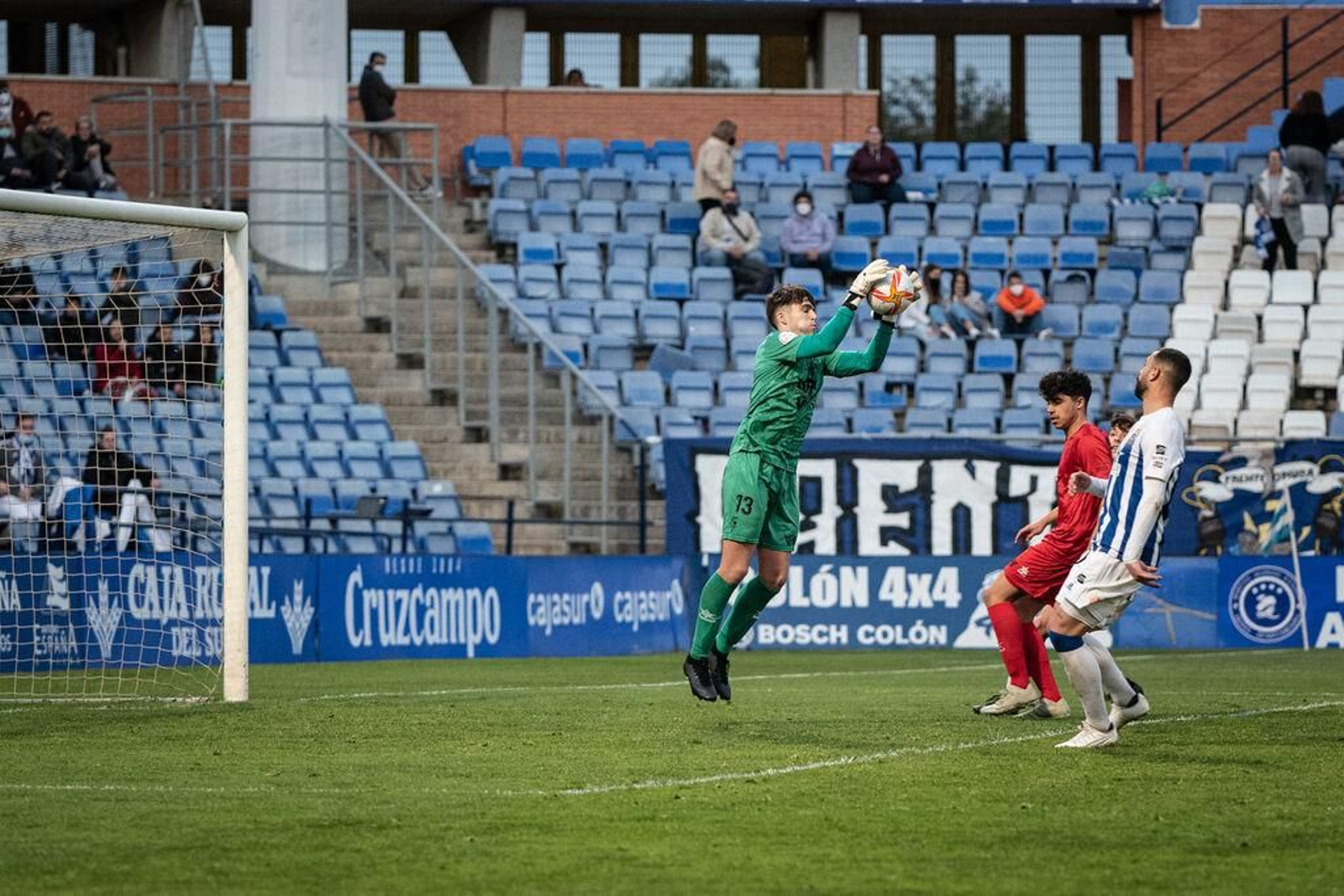 Nico, portero suplente de los lebrijanos, fue titular en el Nuevo Colombino.