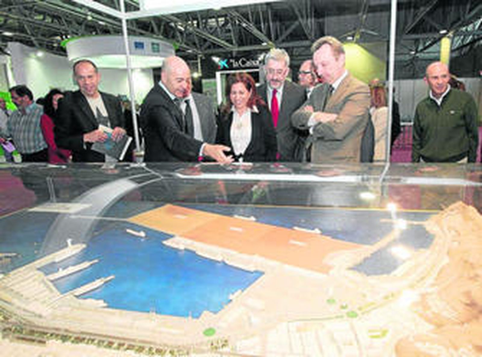 Los consejeros Recio y Ávila con la presidenta de la Autoridad Portuaria y el presidente de Bahía Almeriport.