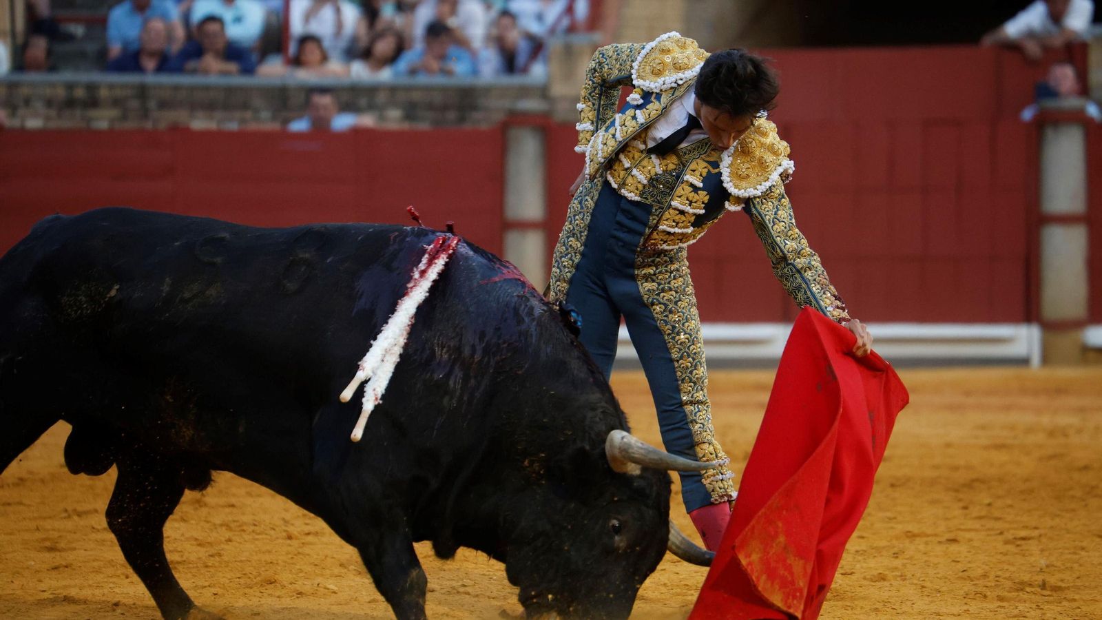 Roca Rey, en plena faena. Roca Rey, en plena faena.