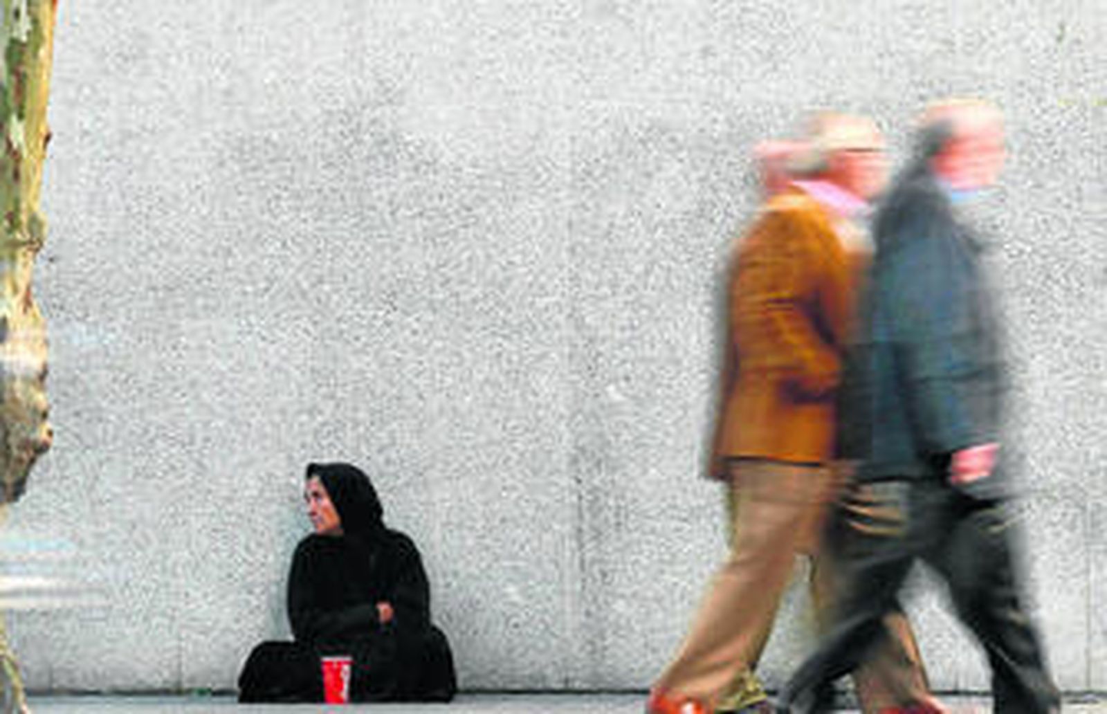 Ciudadano buscando comida en un contenedor de Málaga. / REUTERS