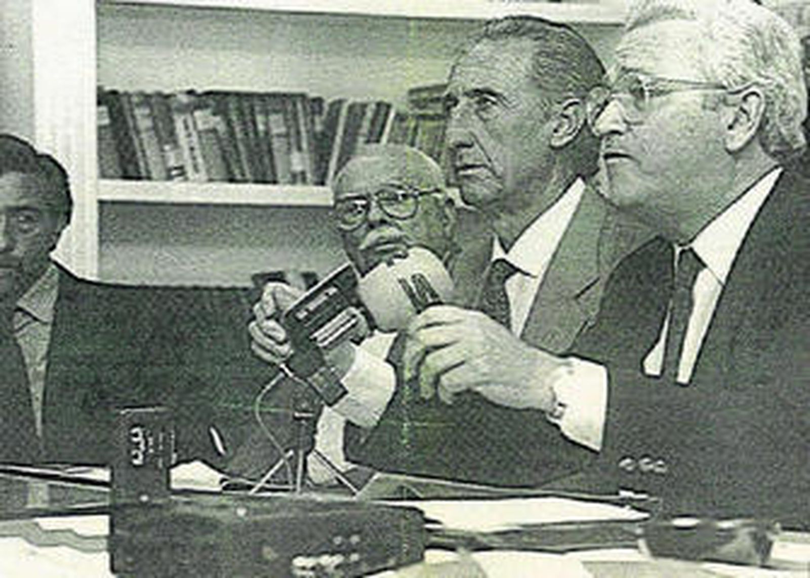 Torés, a la derecha, junto a familiares de De la Serna y críticos taurinos en 1995.