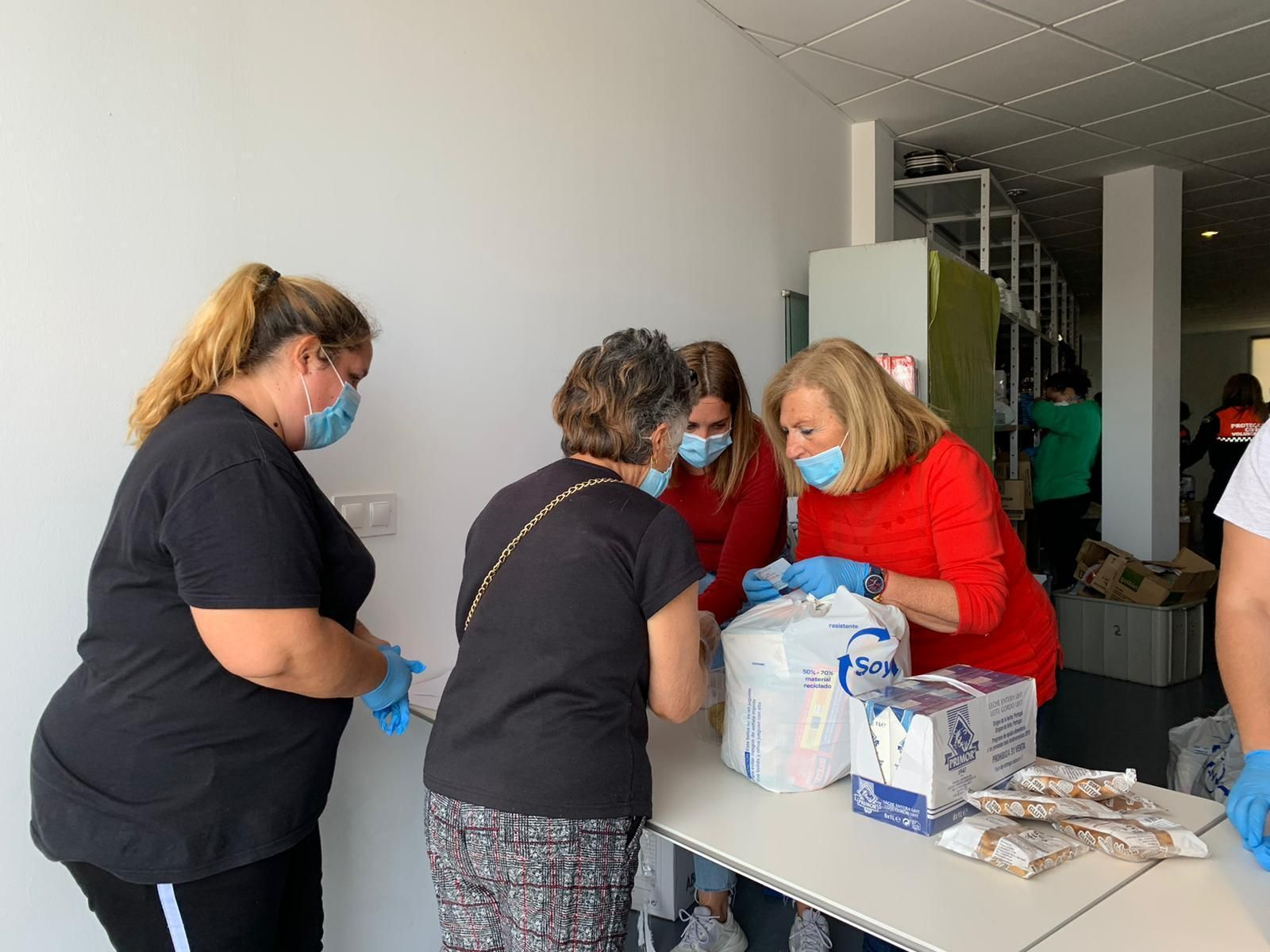 La edil de Asuntos Sociales, Carmen Lara, en el reparto semanal de alimentos en el centro cívico.