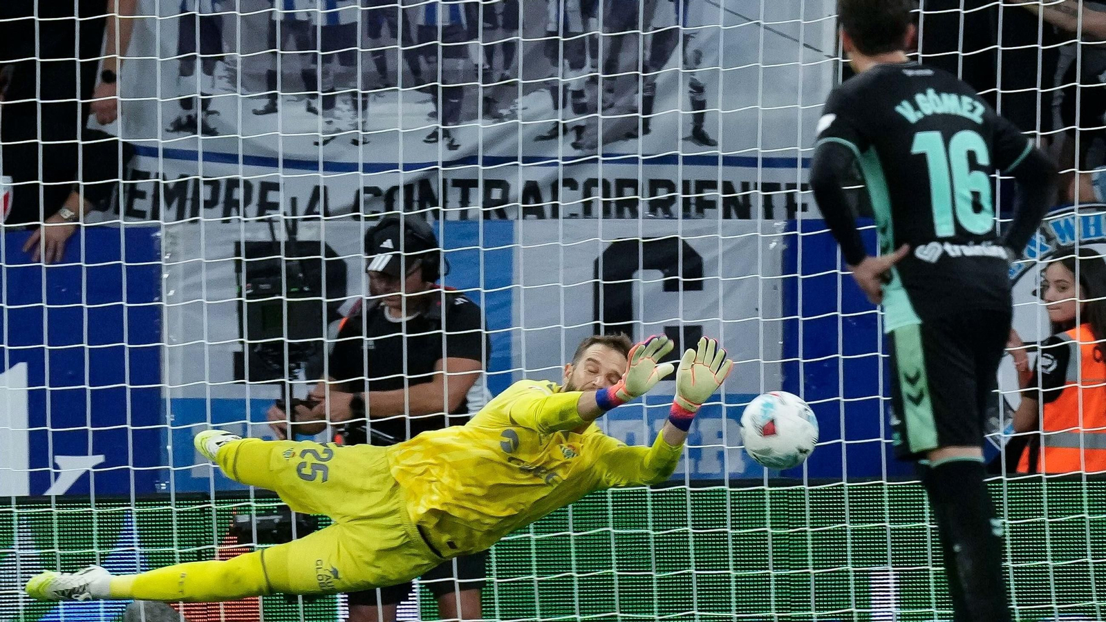 Pau López para el penalti de Puado.