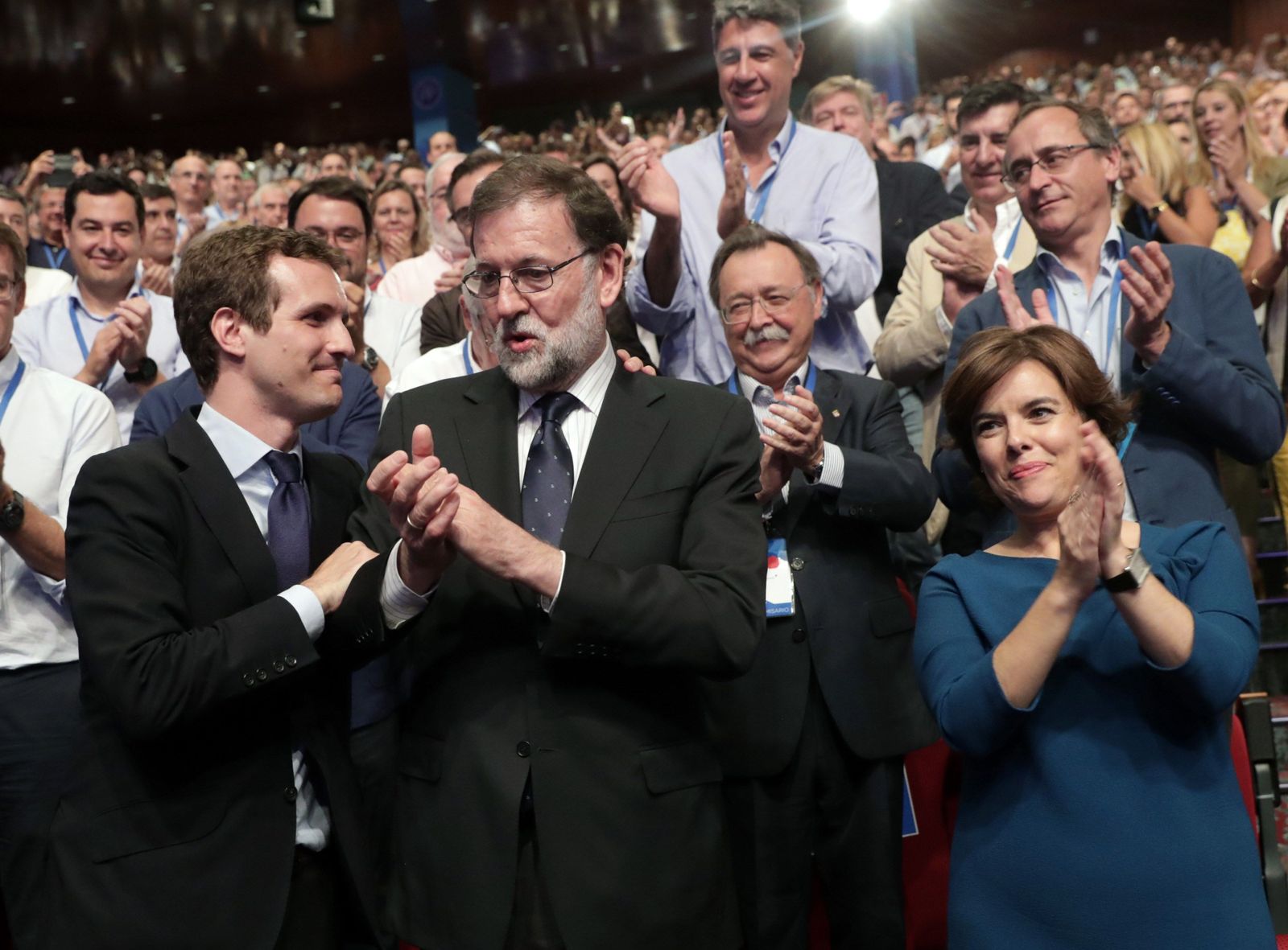 Pablo Casado, junto a Mariano Rajoy y Soraya Sáenz de Santamaría, tras ser elegido nuevo presidente del PP en julio de 2018.