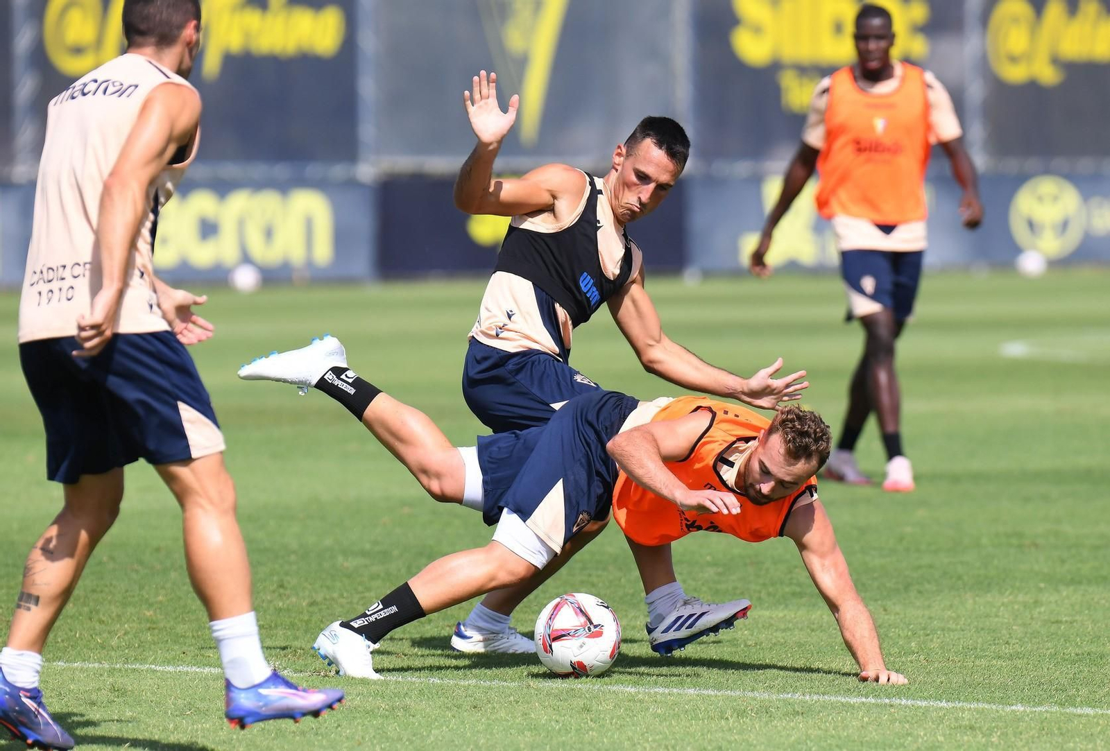 Un instante del primer entrenamiento de la semana.