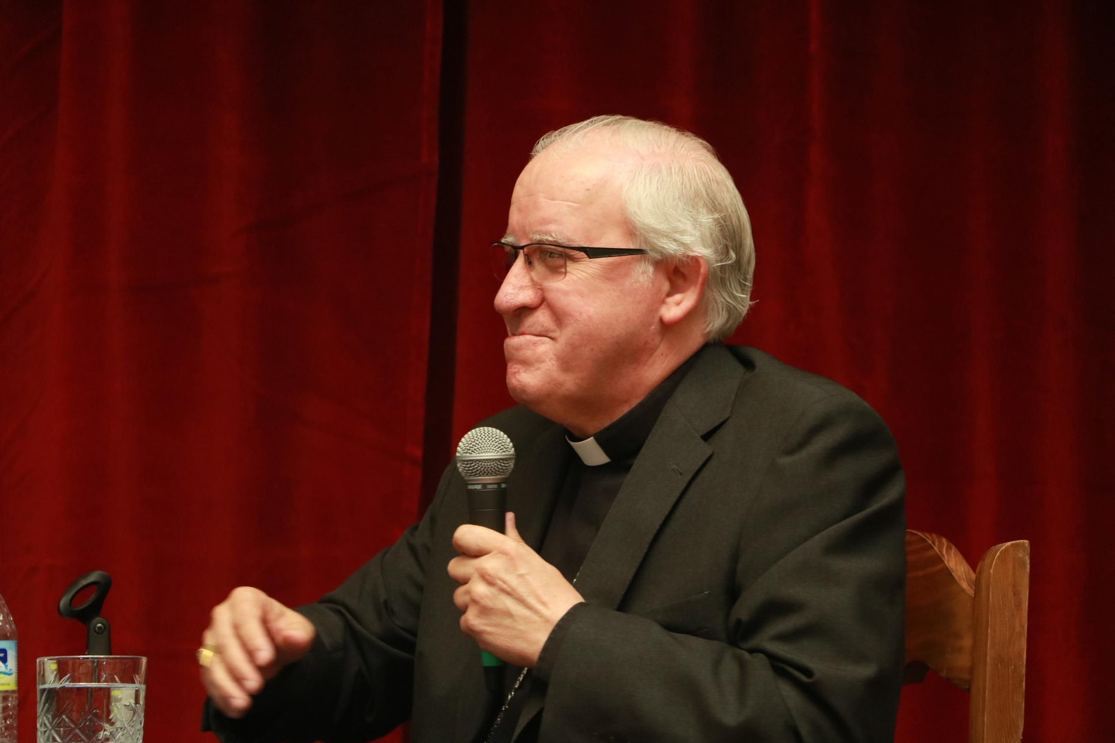 Monseñor Saiz en un momento de su intervención en el Casino de Cazalla de la Sierra.