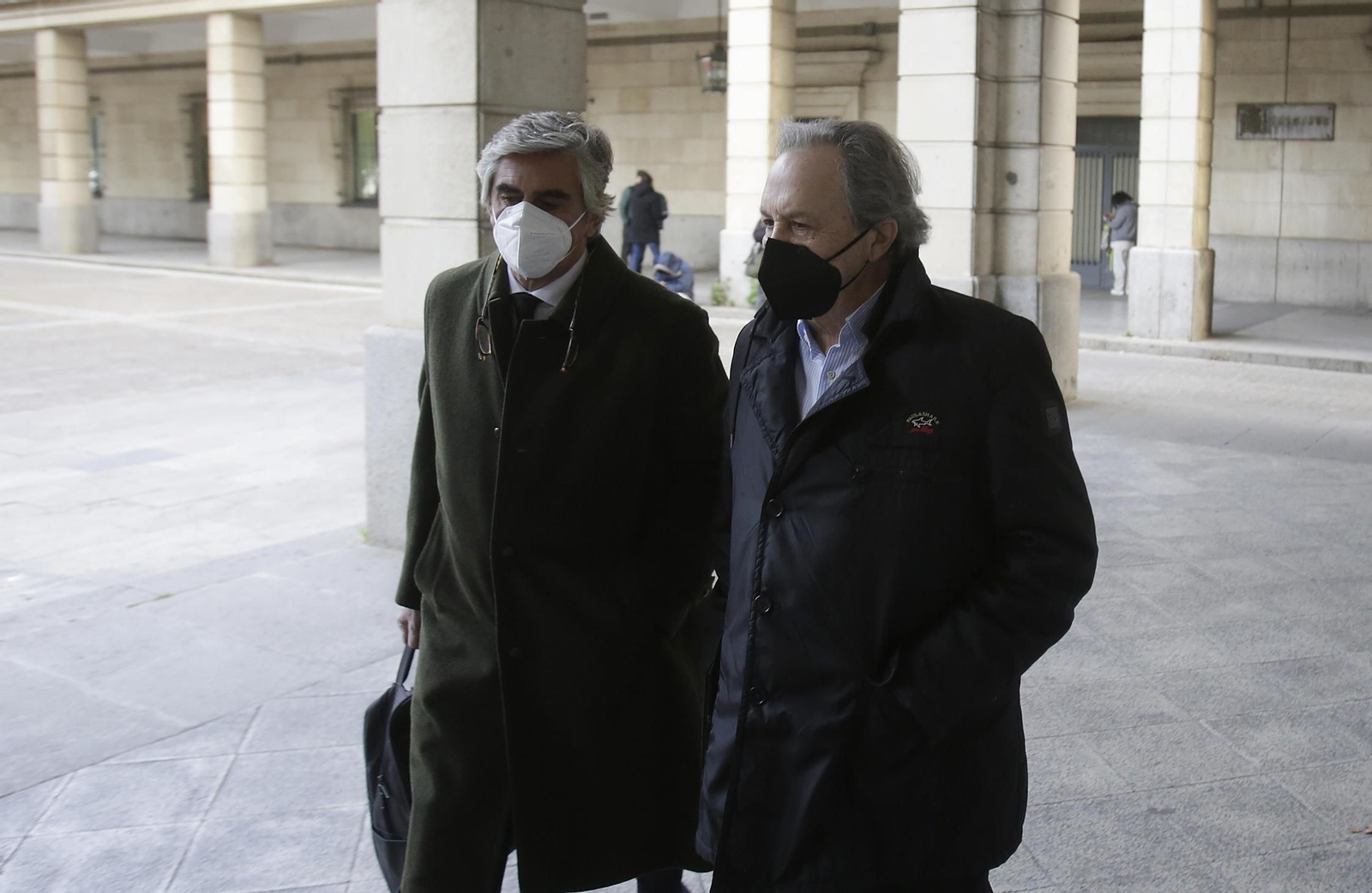 El ex presidente de Invercaria Tomás Pérez-Sauquillo, a la derecha, con su abogado.