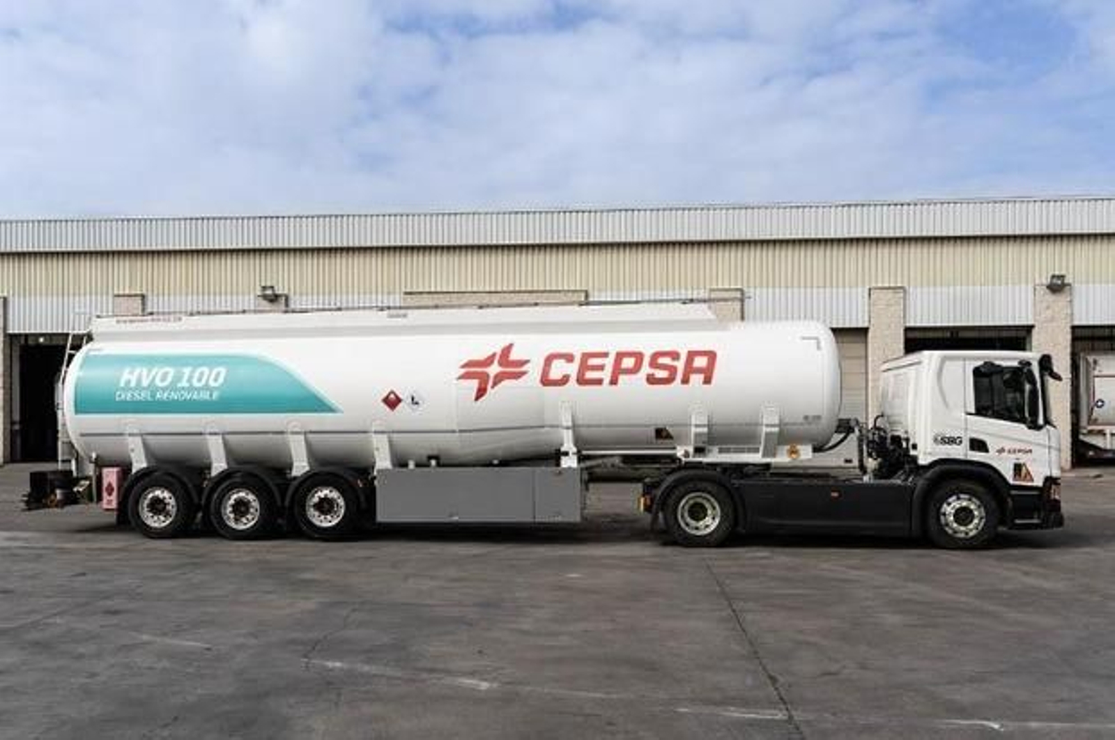 El HVO 100 fomenta la economía circular, ya que se produce a partir de residuos orgánicos, como aceites usados de cocina y deshechos agrícolas o ganaderos que, de otro modo, terminarían en el vertedero.