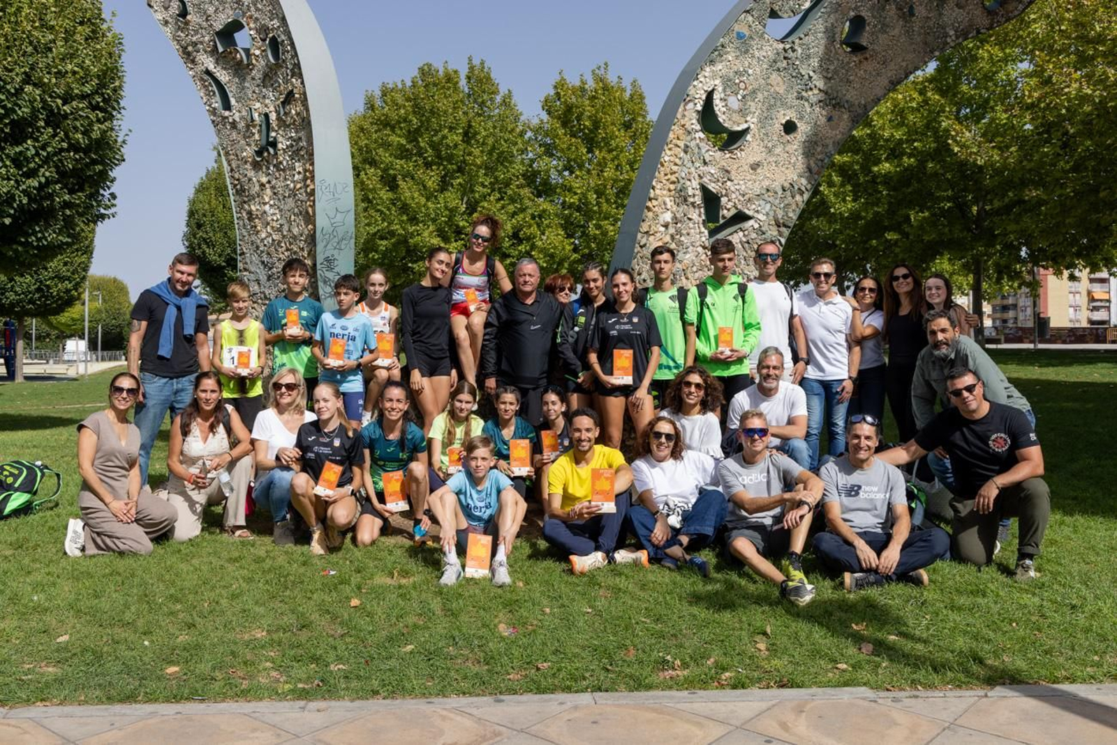 Foto de familia con varios de los ganadores y ganadoras de cada categoría de la prueba.