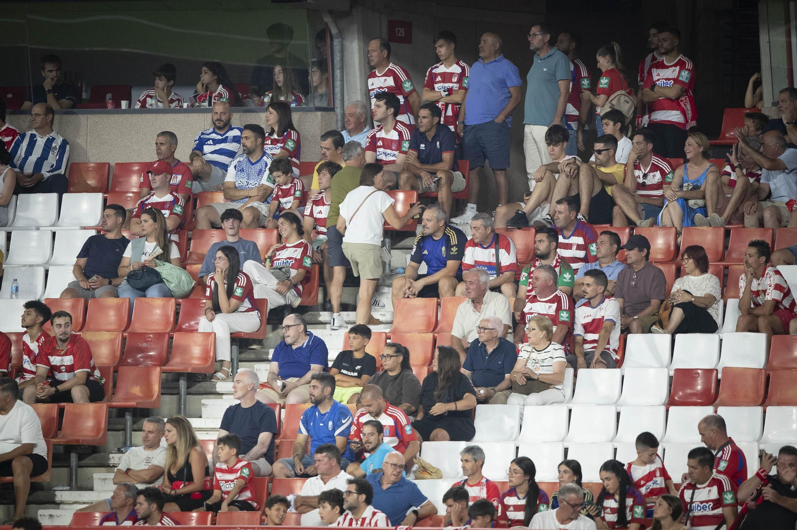 Aspecto de la grada de Los Cármenes ante el Deportivo de La Coruña.