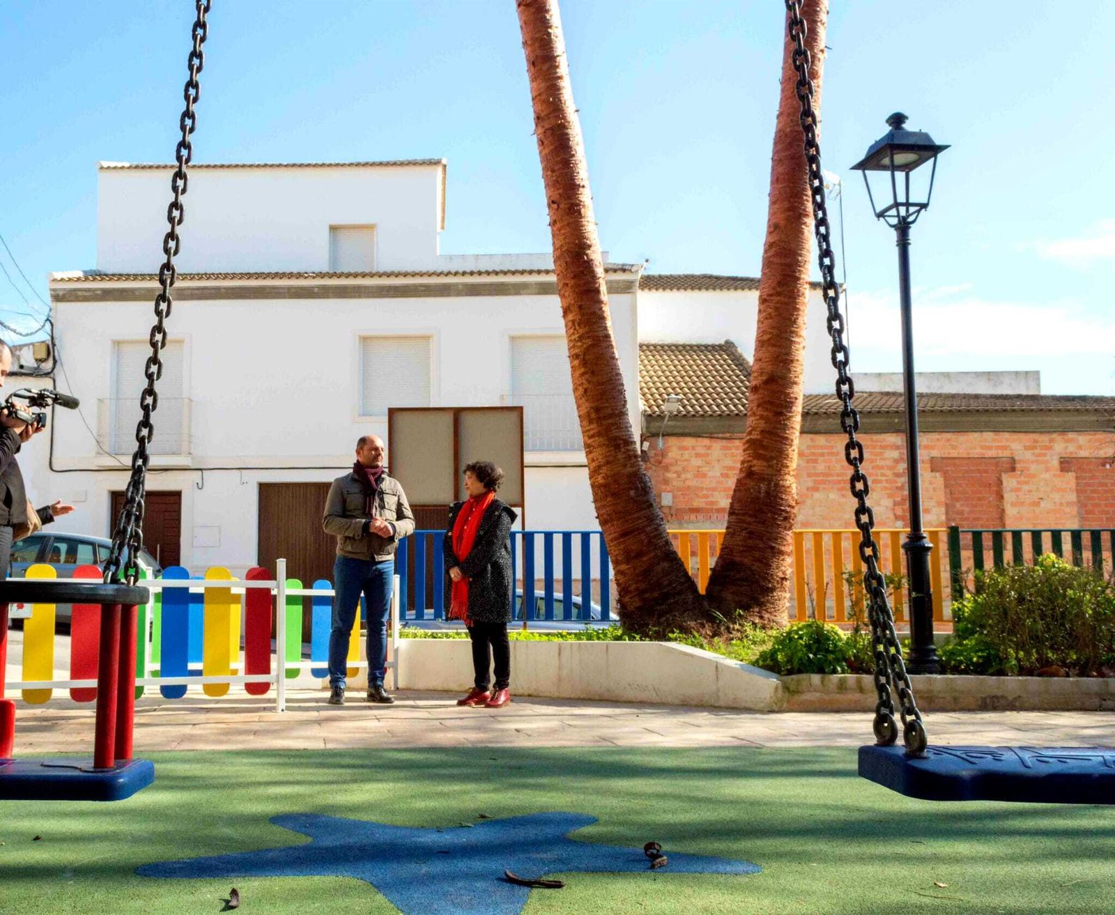 Miguel Ruz y Rafaela Valenzuela visitan una de las obras.