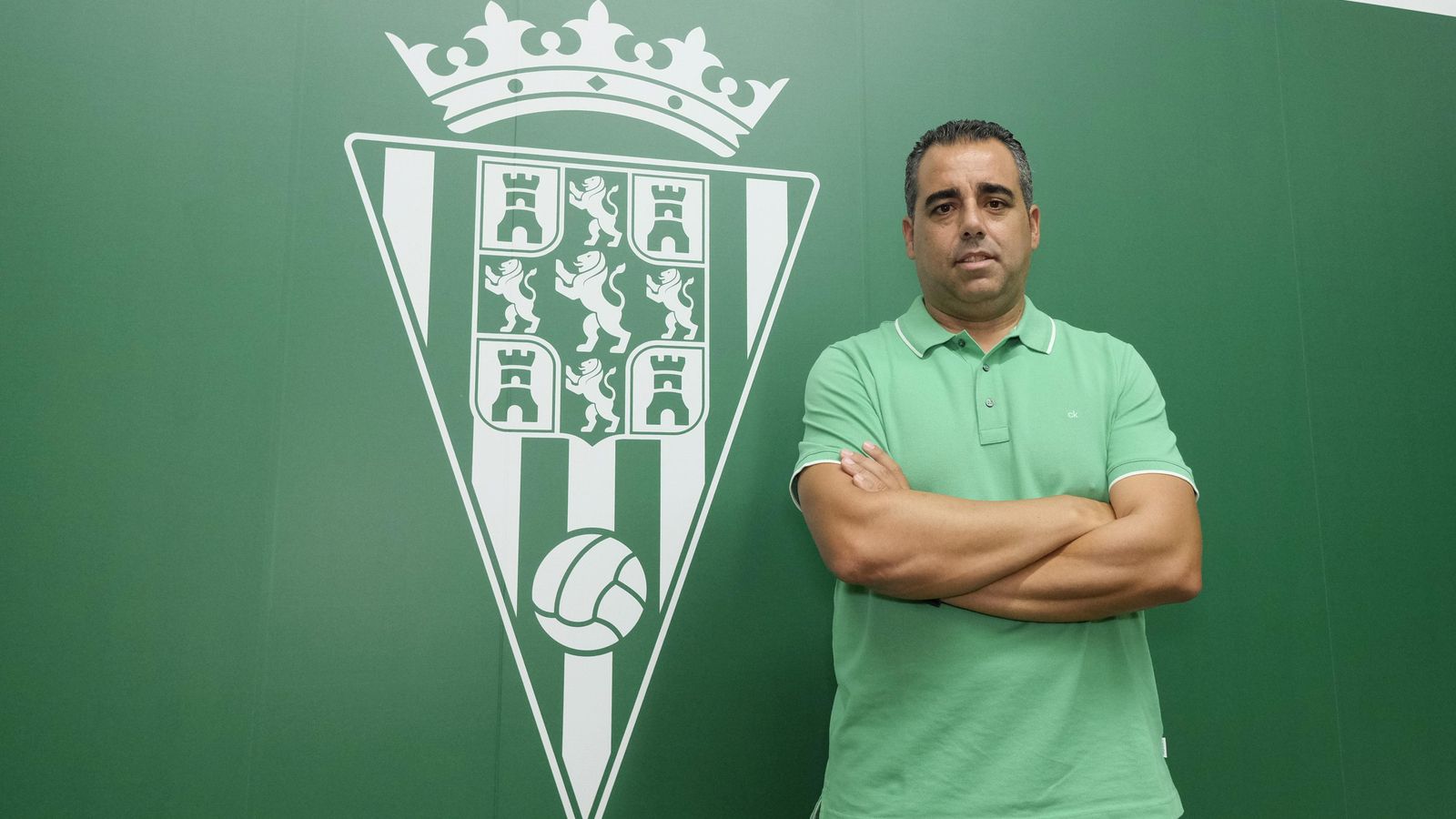 Germán Crespo posa para el Día junto al escudo del Córdoba CF. Germán Crespo posa para el Día junto al escudo del Córdoba CF.