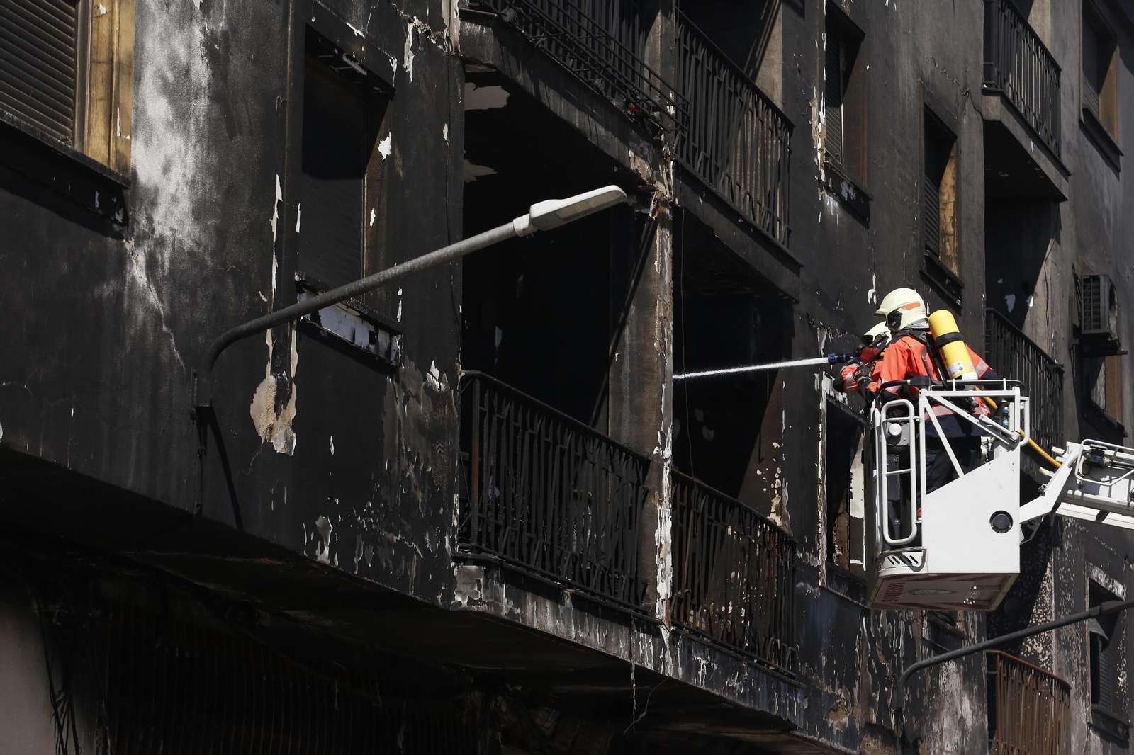 Incendio de un edificio de 18 viviendas en Ronda, en fotos
