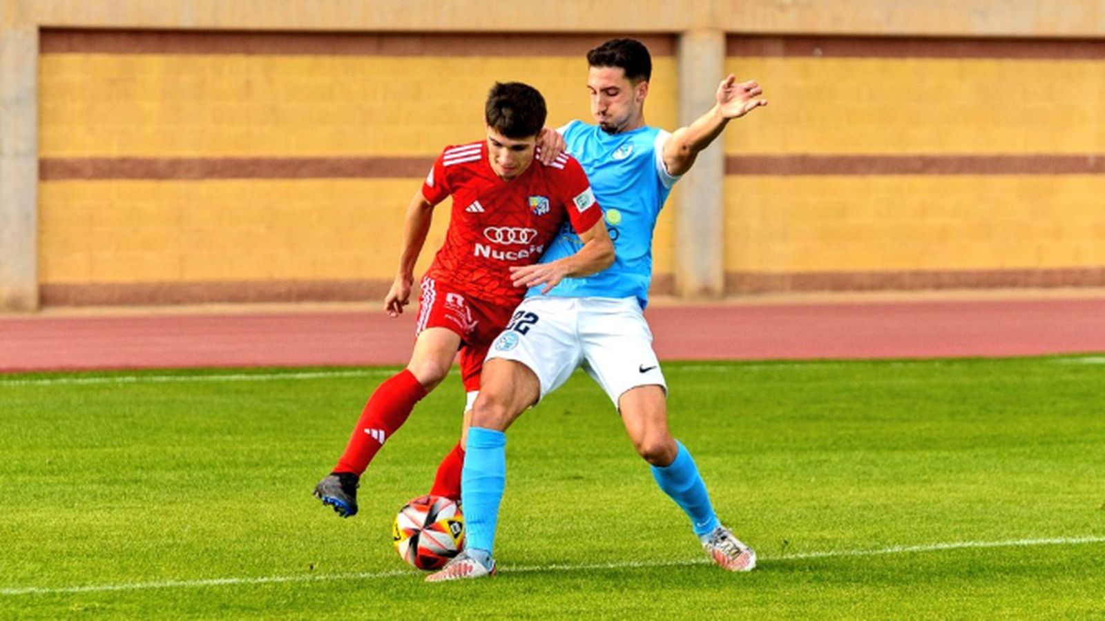 Pedro Ramírez intenta cortar una jugada en el partido contra el Motril.