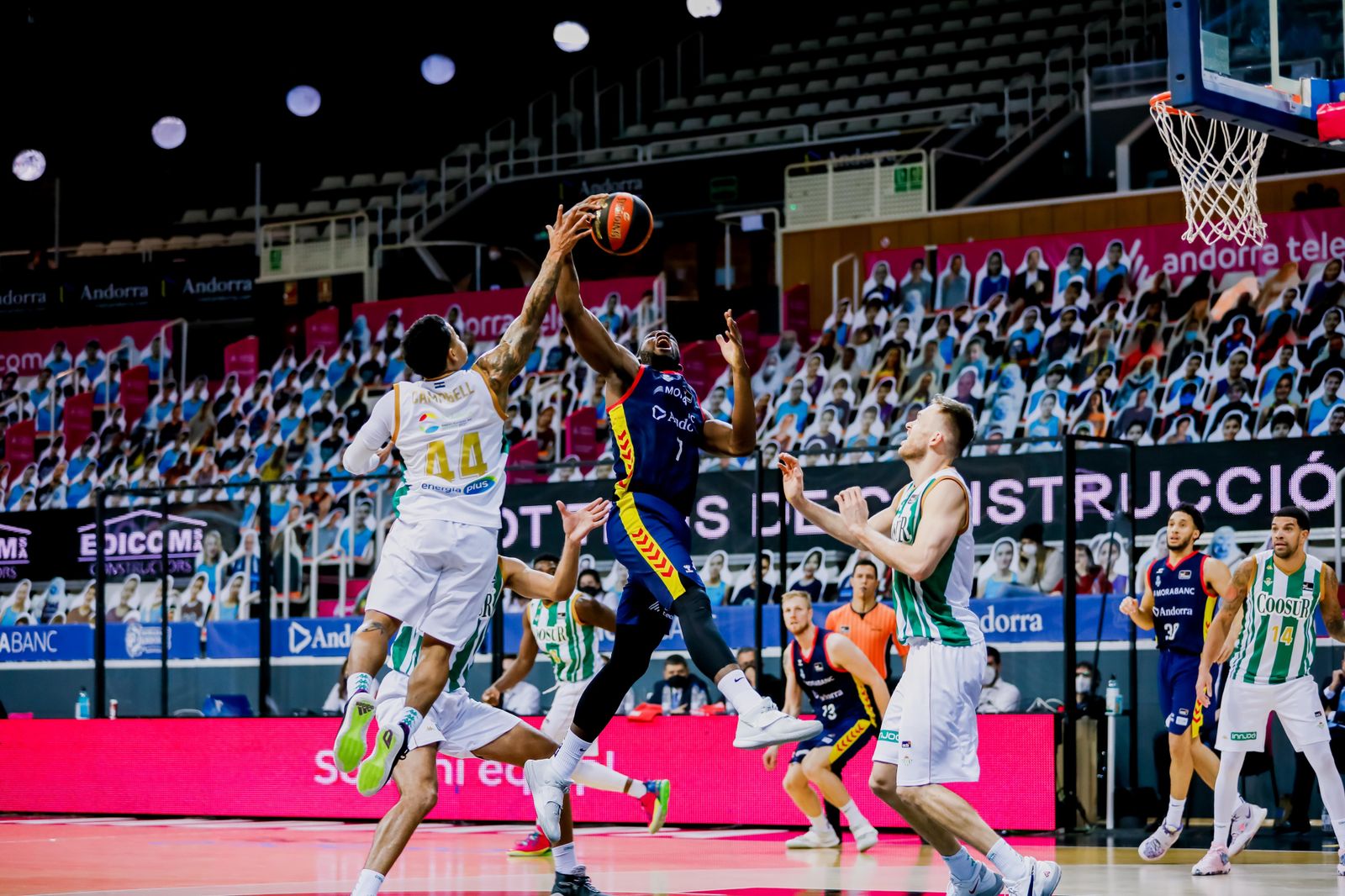 Campbell pugna con el ex bético Tunde por un balón, en presencia de Kay.