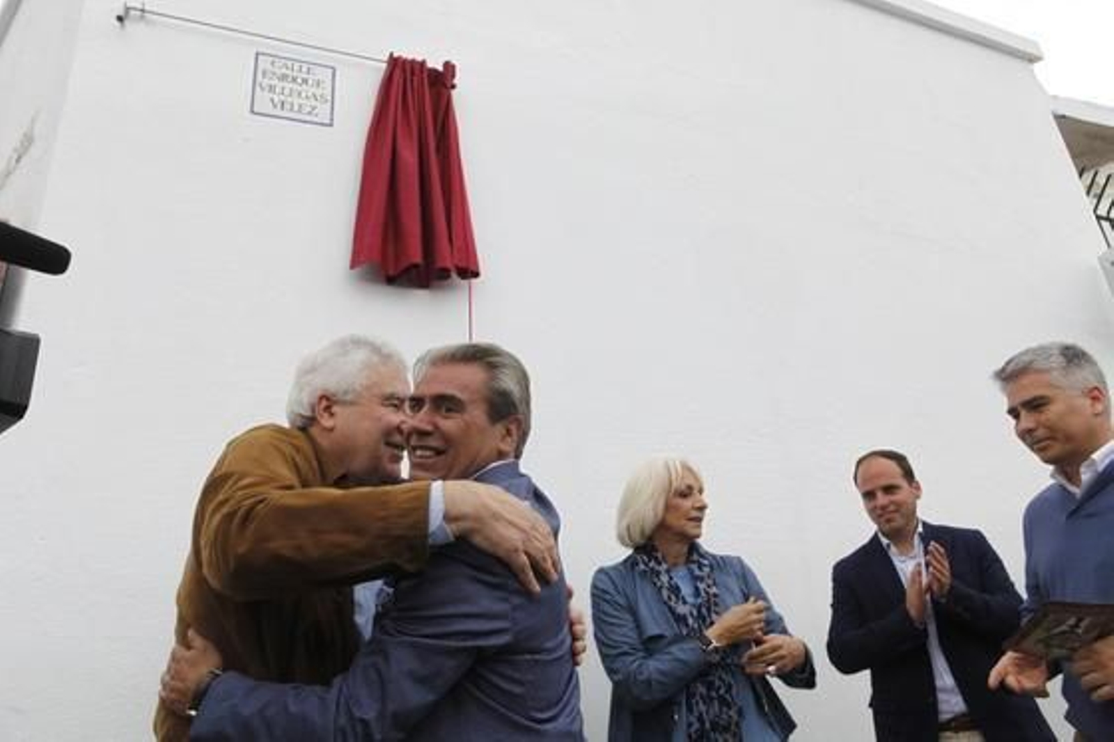 Eugenio Mariscal, presidente del Aula de Cultura del Carnaval, abraza a Paco Villegas  después de descubrirse el rótulo de la calle Enrique  Villegas/Jesús Marín