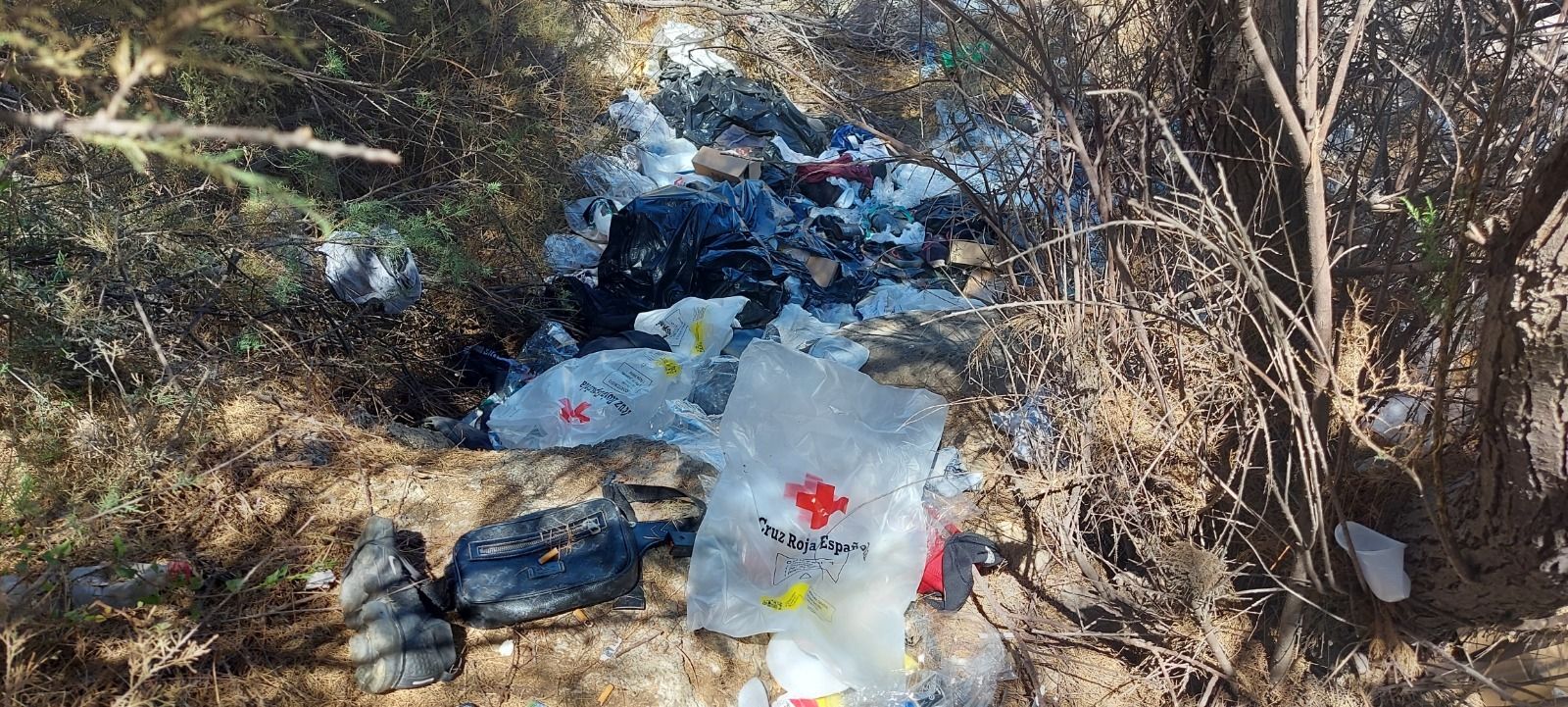 La ropa de los inmigrantes que llegan a la costa, en la playa de las Olas de Pescadería