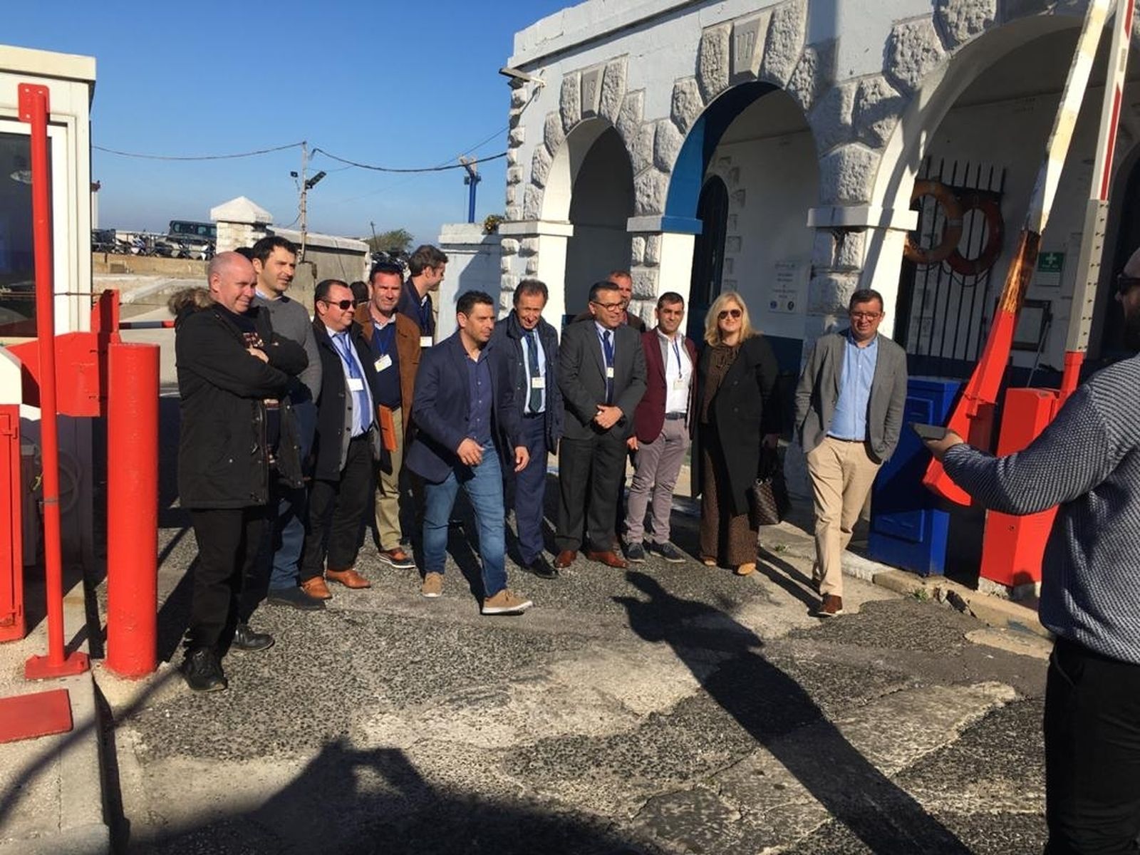 Un momento de la visita realizada por la delegación chiclanera a los astilleros de Gibraltar.
