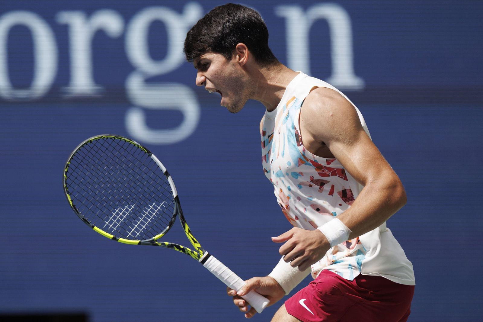 Carlos Alcaraz celebra un punto.