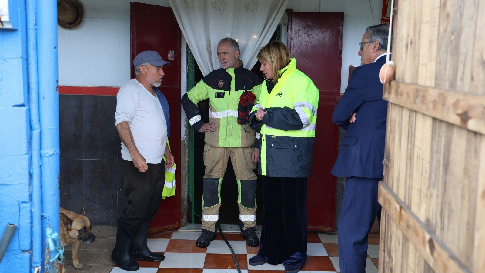 La alcaldesa de Huelva, Pilar Miranda, visitando a uno de los vecinos afectados por las inundaciones. La alcaldesa de Huelva, Pilar Miranda, visitando a uno de los vecinos afectados por las inundaciones.