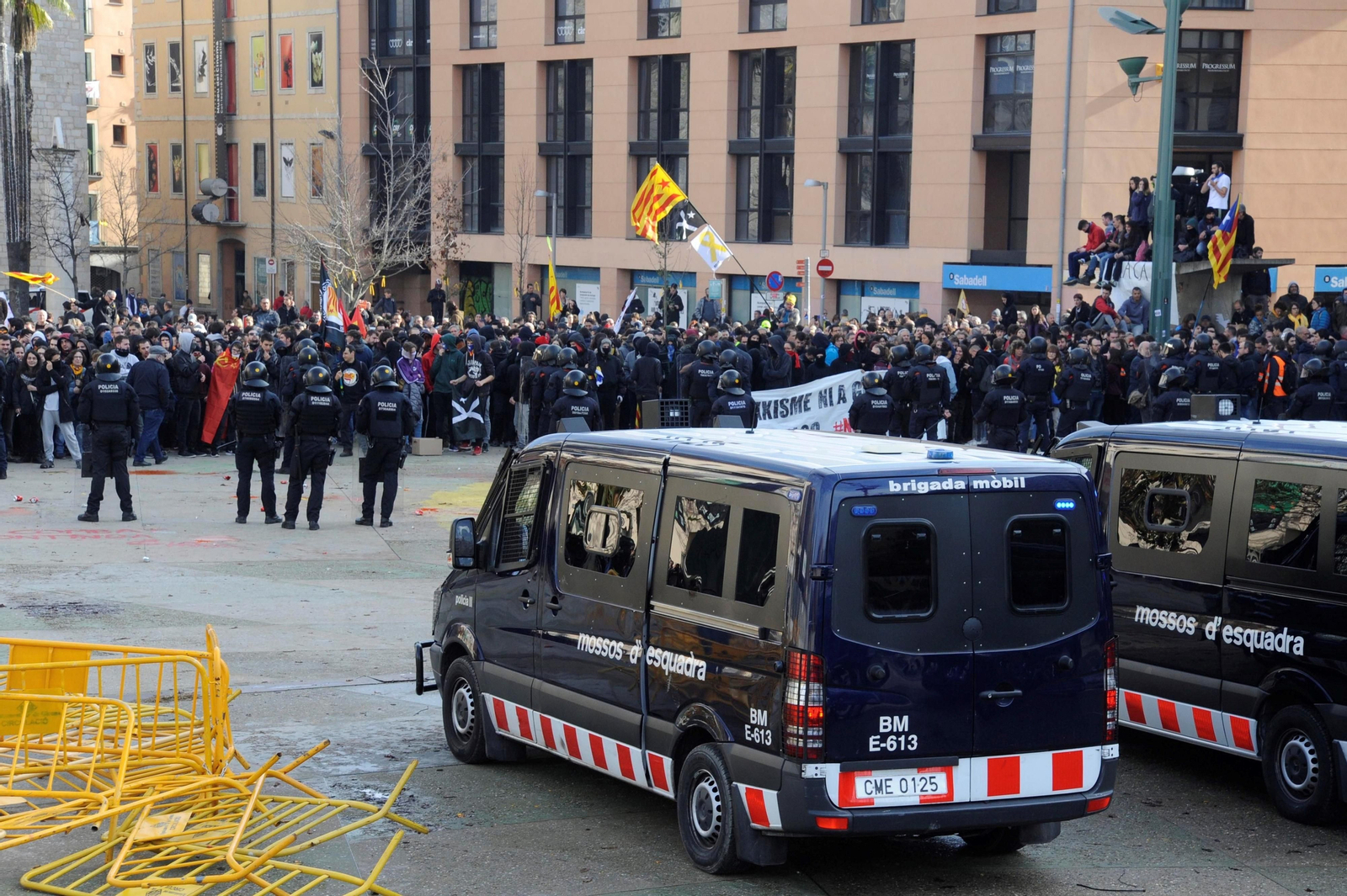 Mossos d'escuadra frente a las numerosas personas que se concentraron en la plaza 1 de octubre de Girona