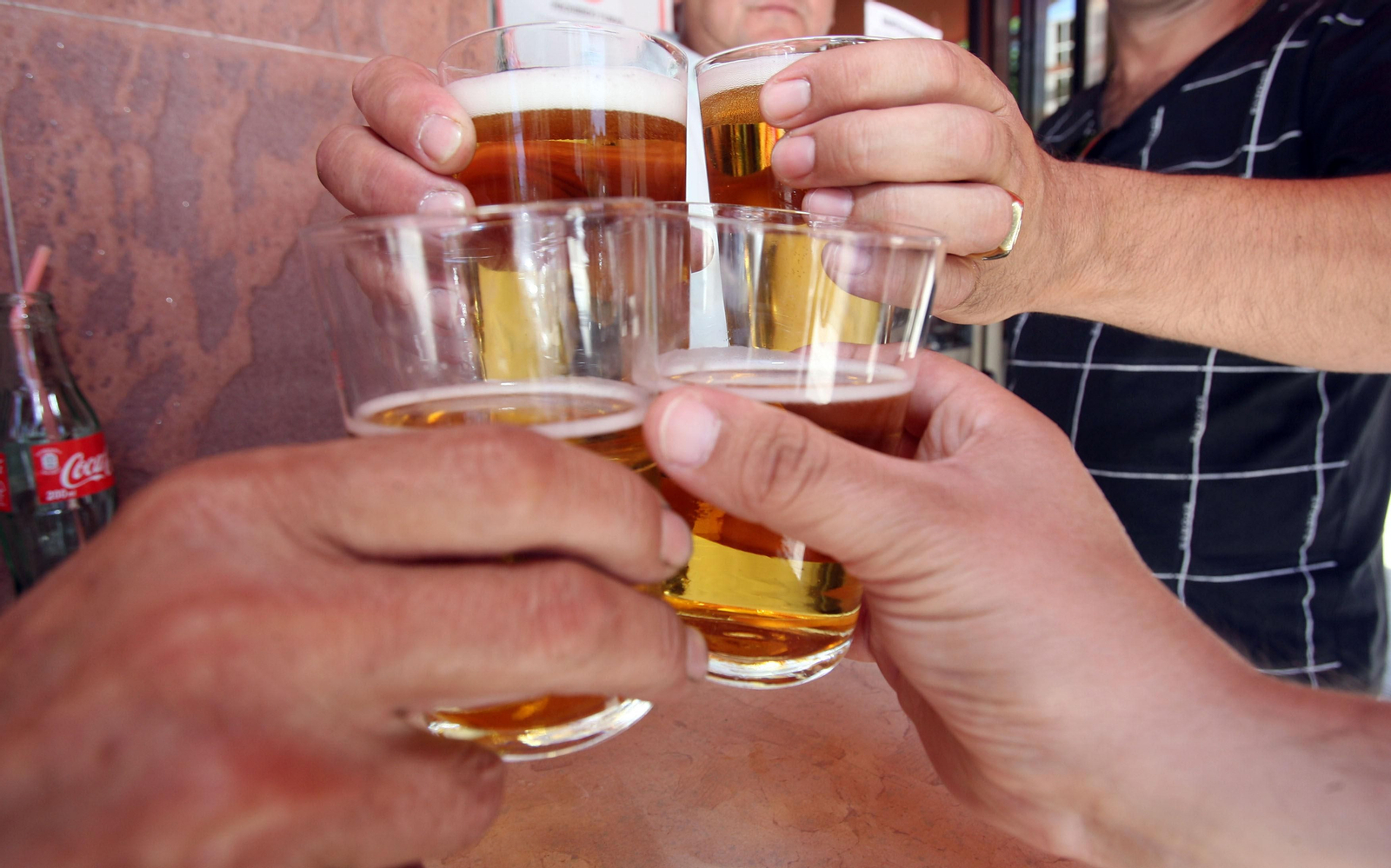 Un grupo de amigos brinda con cerveza.