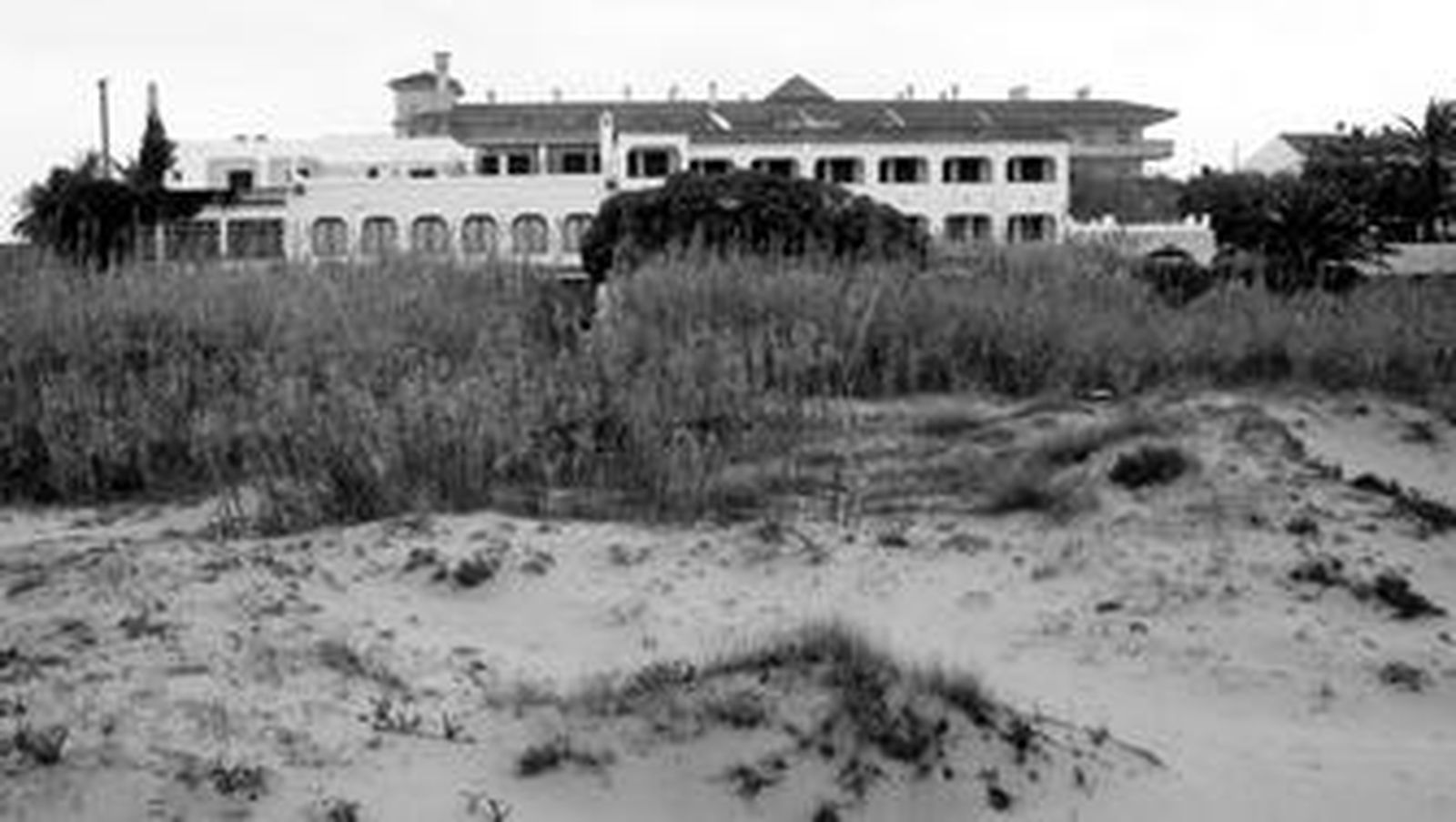 El hotel Antonio, ubicado en una zona denominada Quebrantanichos, junto a Zahara de los Atunes pero en el término municipal de Tarifa.