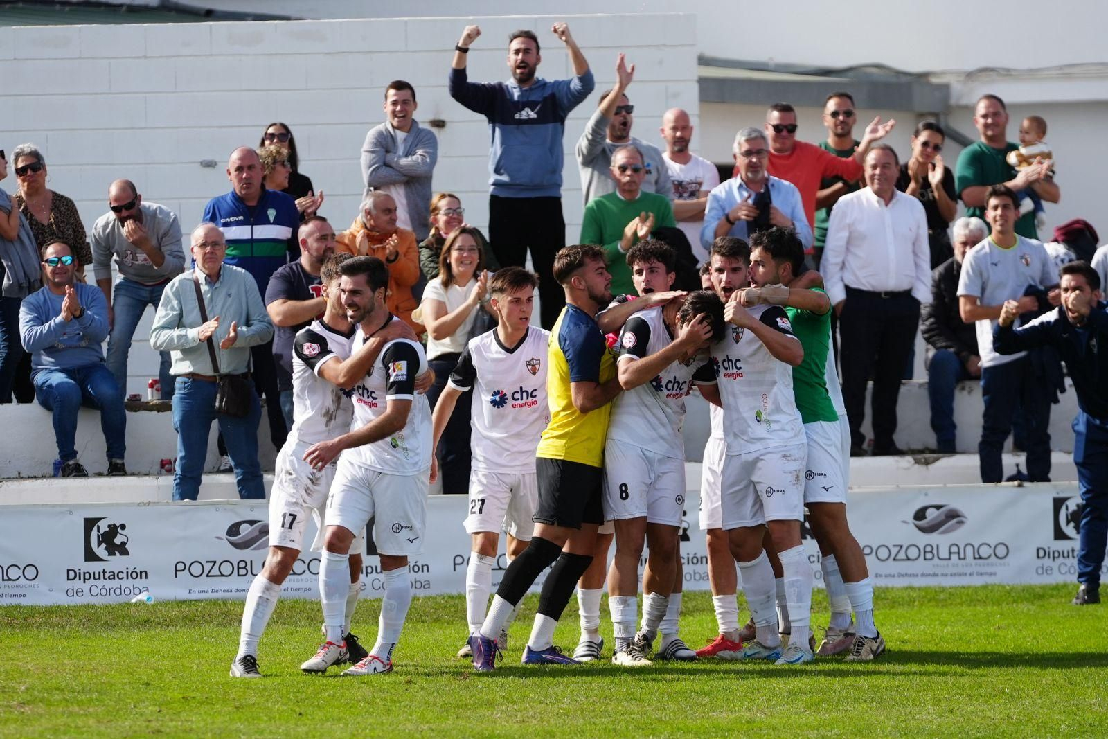 Los jugadores del Pozoblanco festejan el gol de Migue Sánchez al Tomares.
