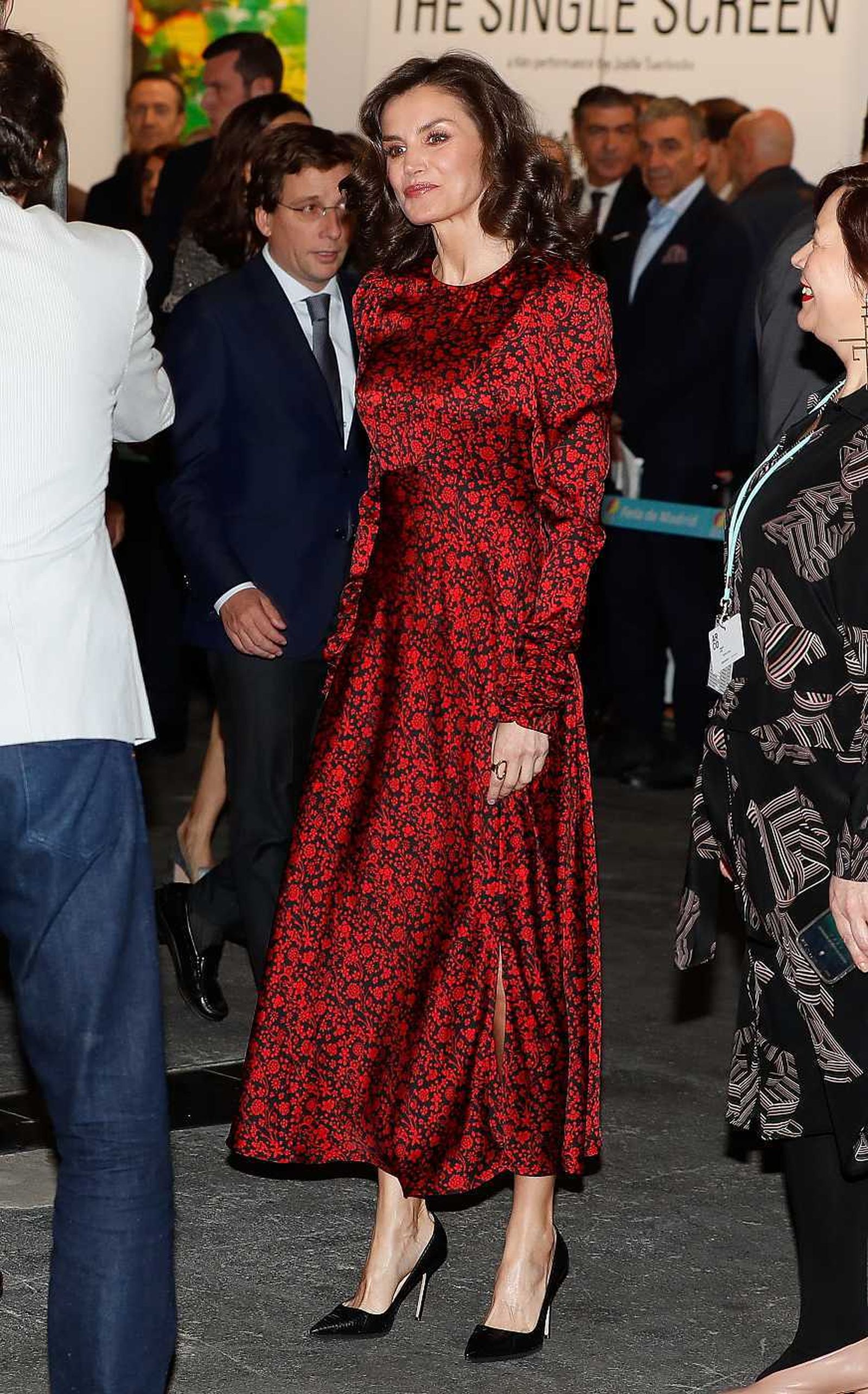 Vestido con estampado de flores en tonos rojos y negros y manga abullonada de & Other Stories, que Doña Letizia llevó en la inauguración de ARCO.