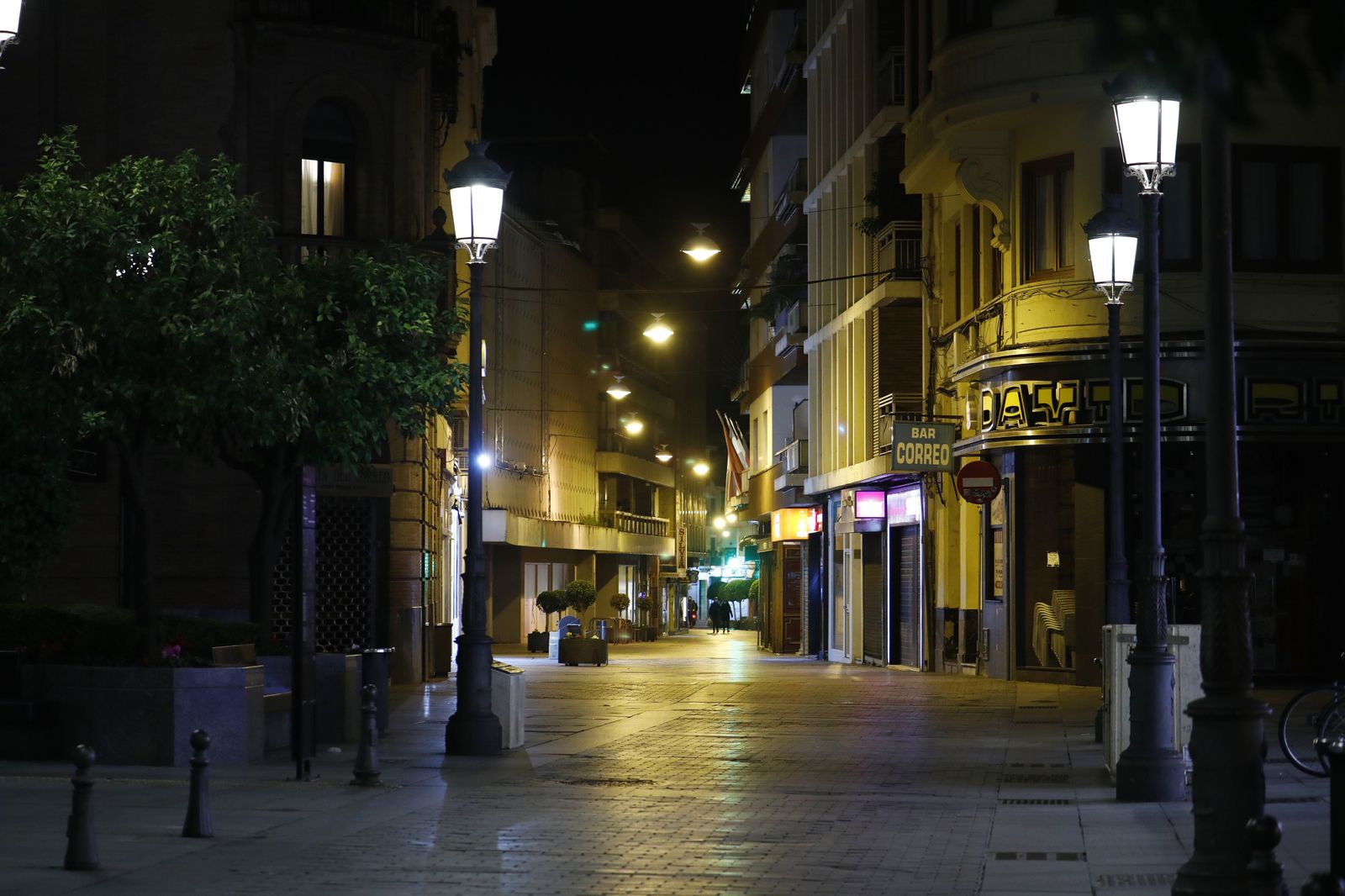 Fotografías: Un paseo por la solitaria Córdoba del toque de queda