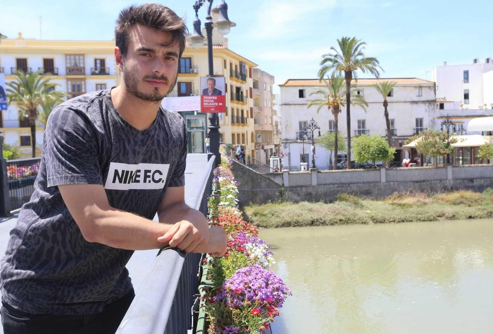Pablo Muñoz, delantero rojinegro, en el Puente Chico de Chiclana.