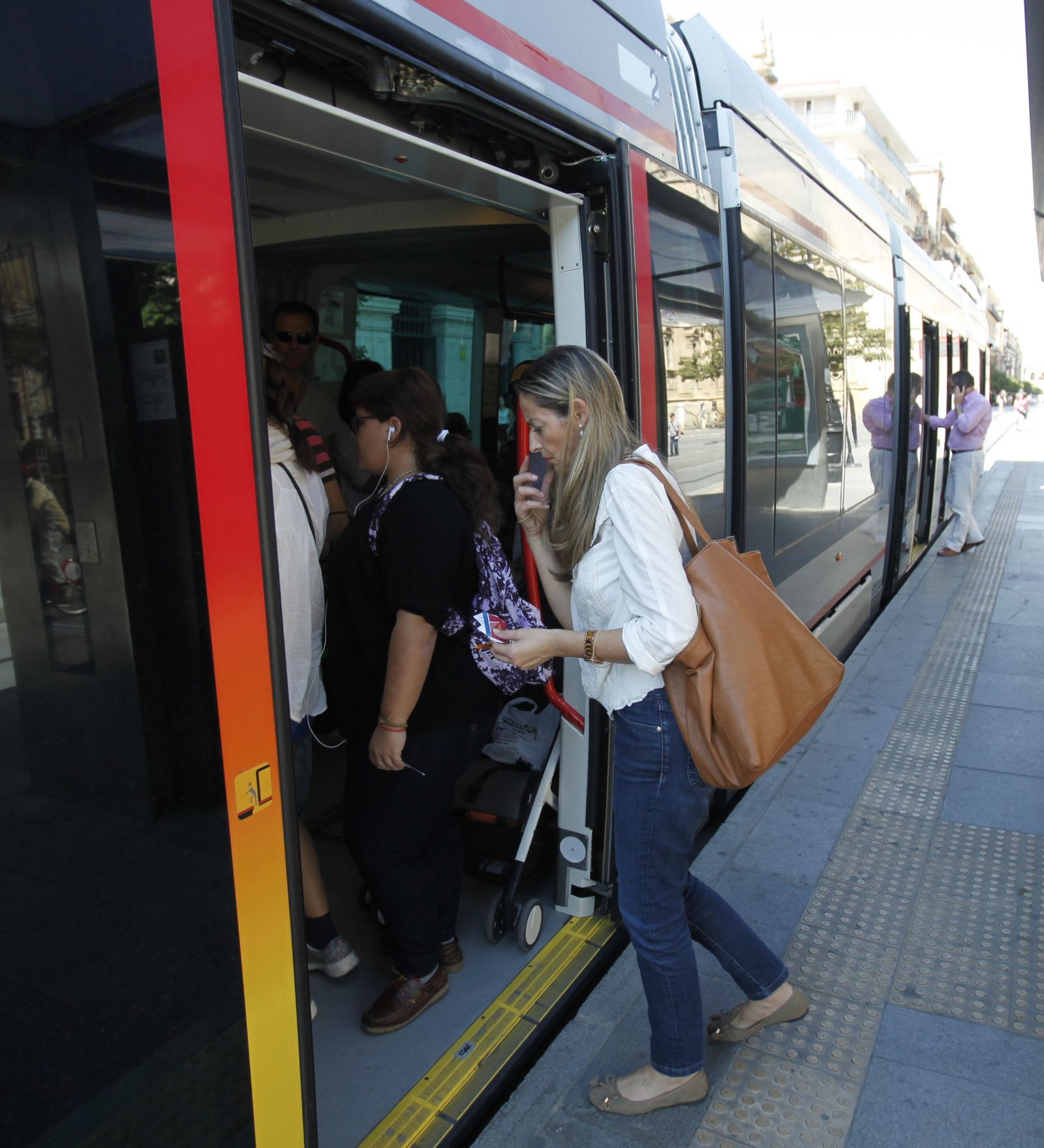 Viajeros en el tranvía del centro Plaza Nueva-San Bernardo.