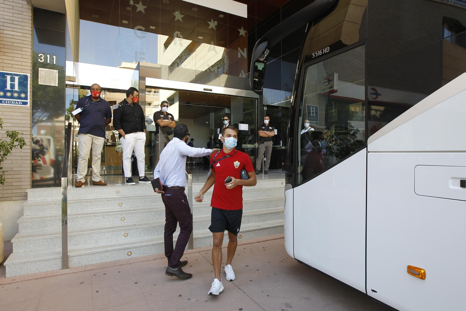 Fotogalería de la afición del Almería antes del partido ante el Girona