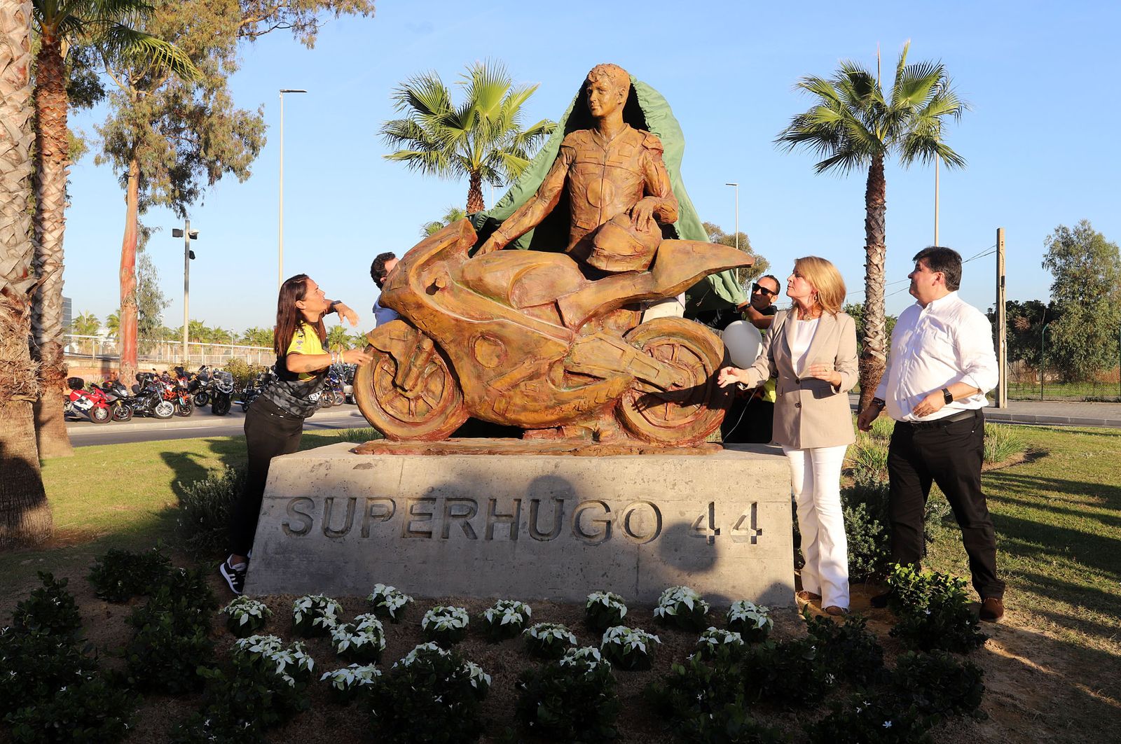 Imágenes del monumento a Súper Hugo en la rotonda frente al Nuevo Colombino