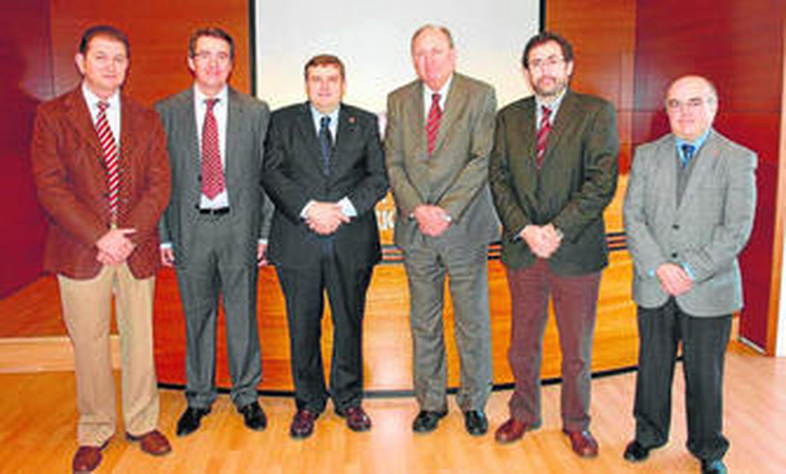 Representantes de la refinería y de la Universidad, ayer, tras la firma del acuerdo de investigación.