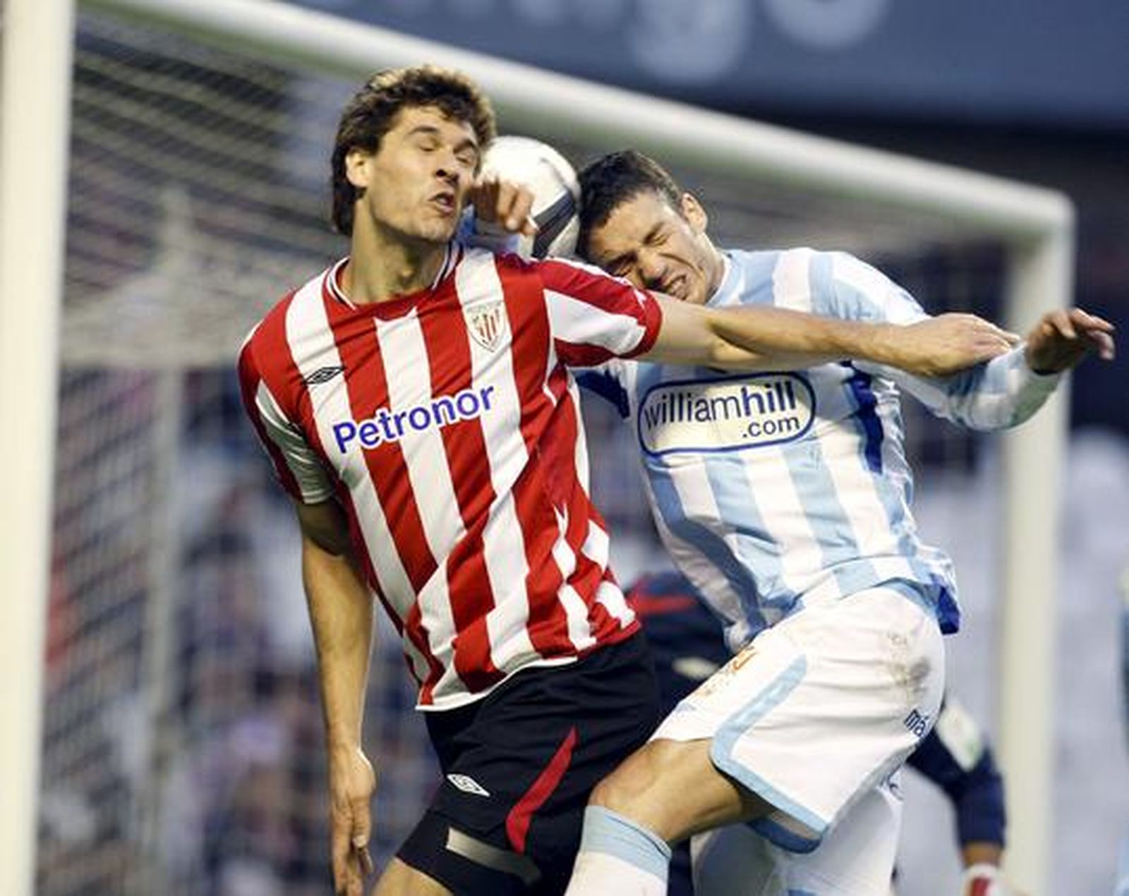 Stepanov disputa el balón con Fernando Llorente.

Foto: EFE/ LUIS TEJIDO