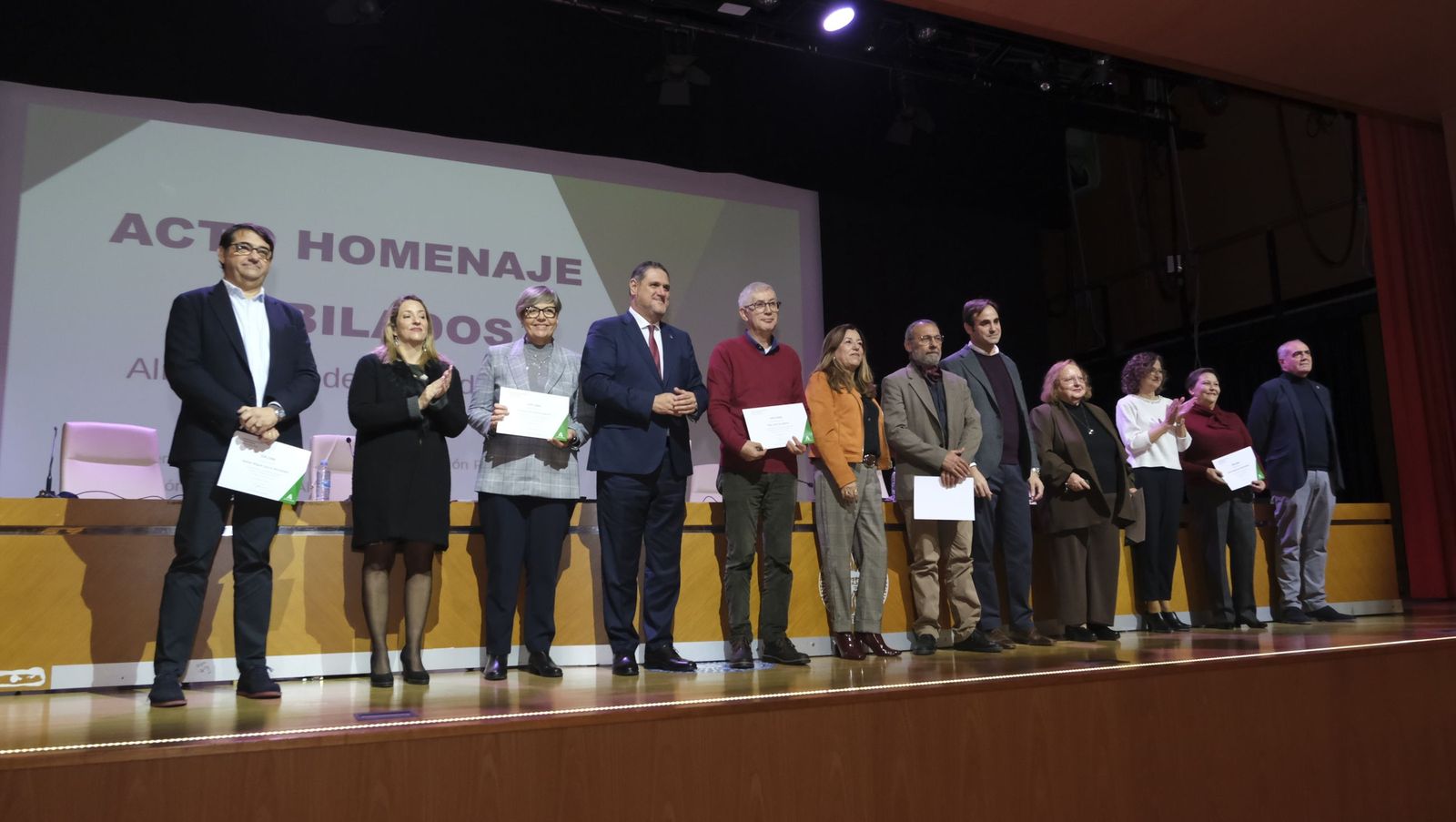 Los maestros docentes jubilados reciben su homenaje en la paraninfo de la UAL