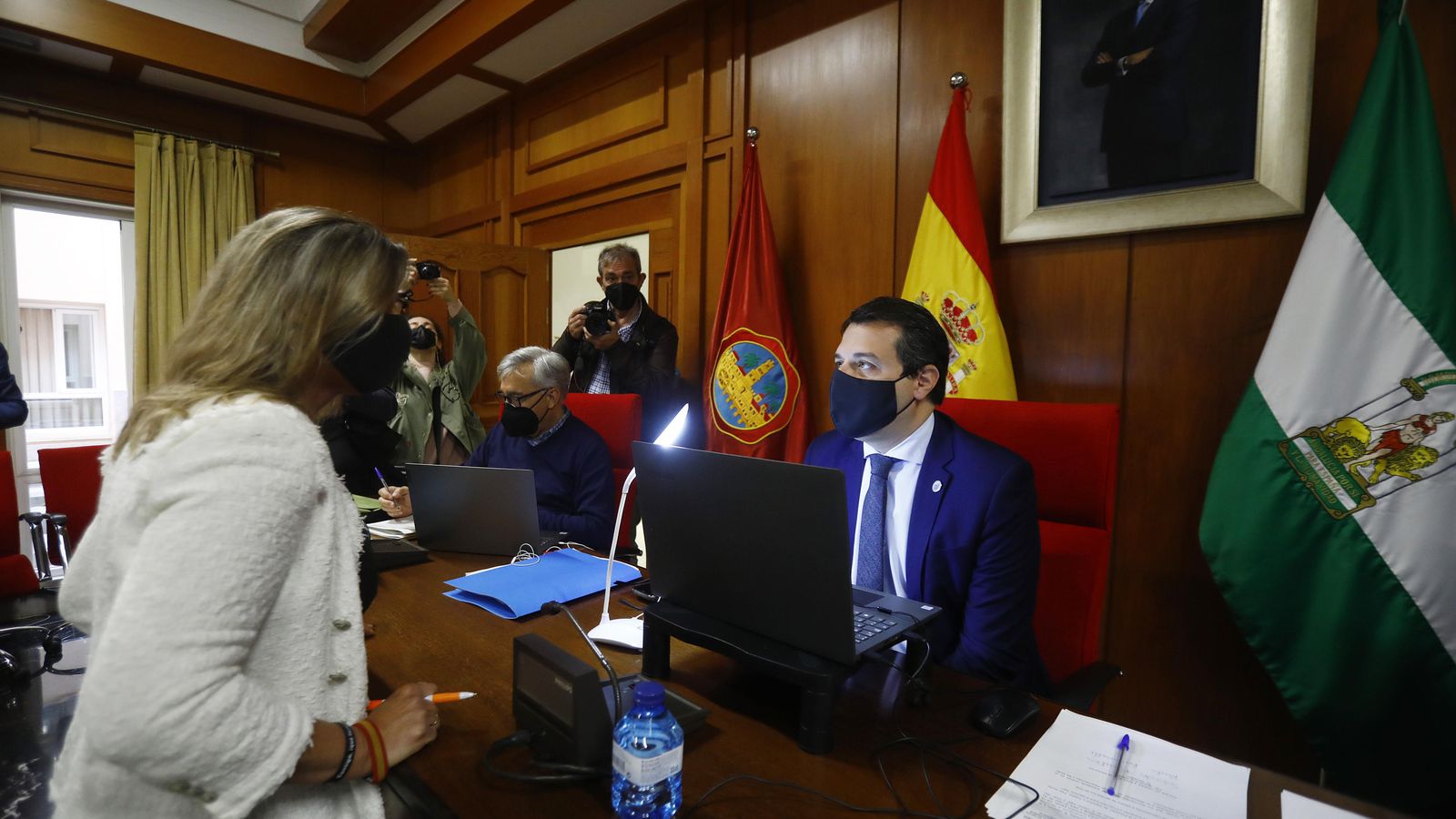 Isabel Albás conversa con José María Bellido en la sesión.