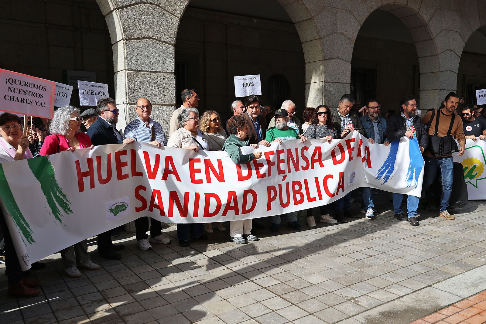 Imágenes de la concentración de la Marea Blanca de Huelva por la sanidad pública