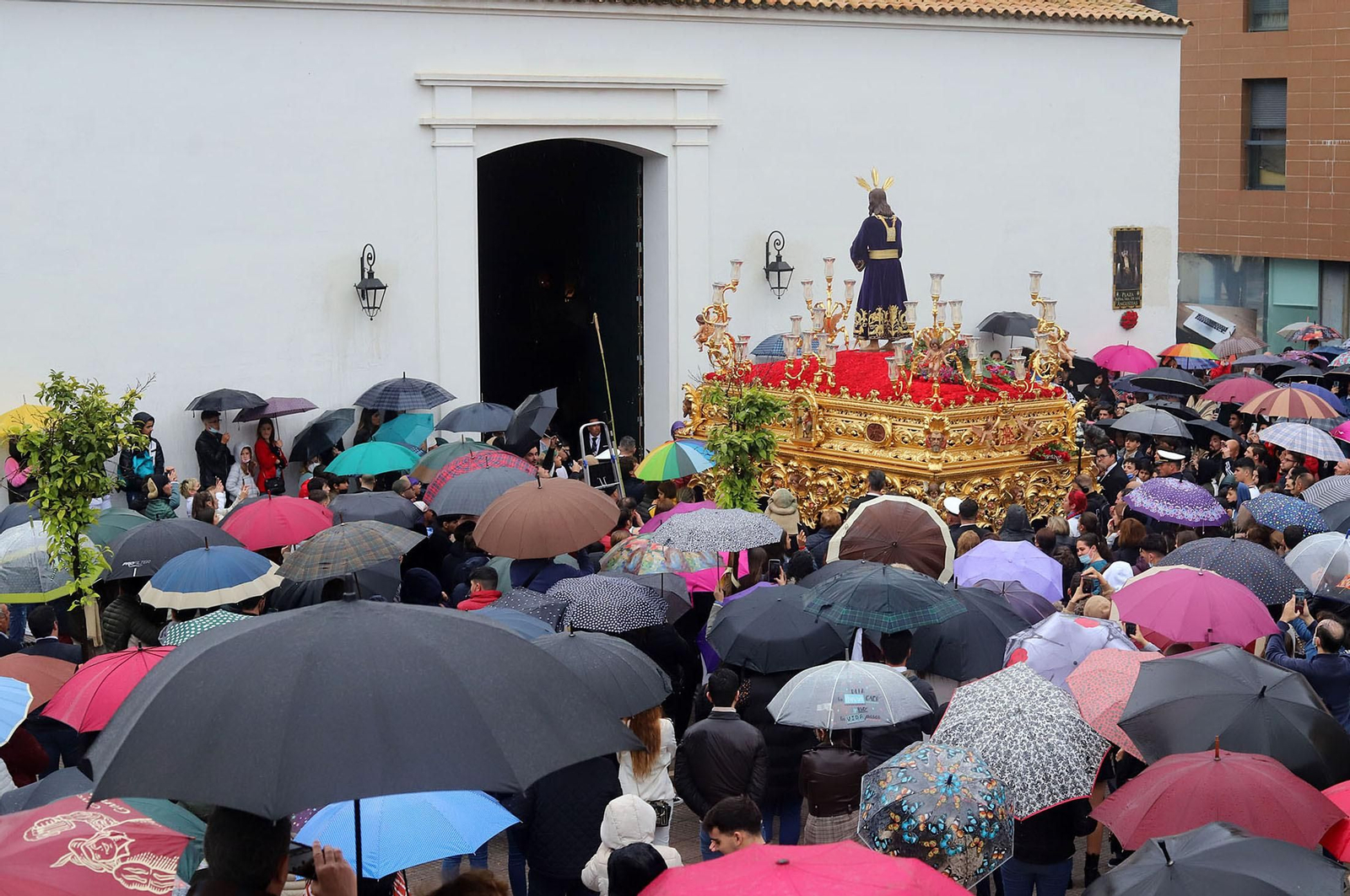 Imágenes de la procesión del Cautivo  bajo la lluvia en Huelva