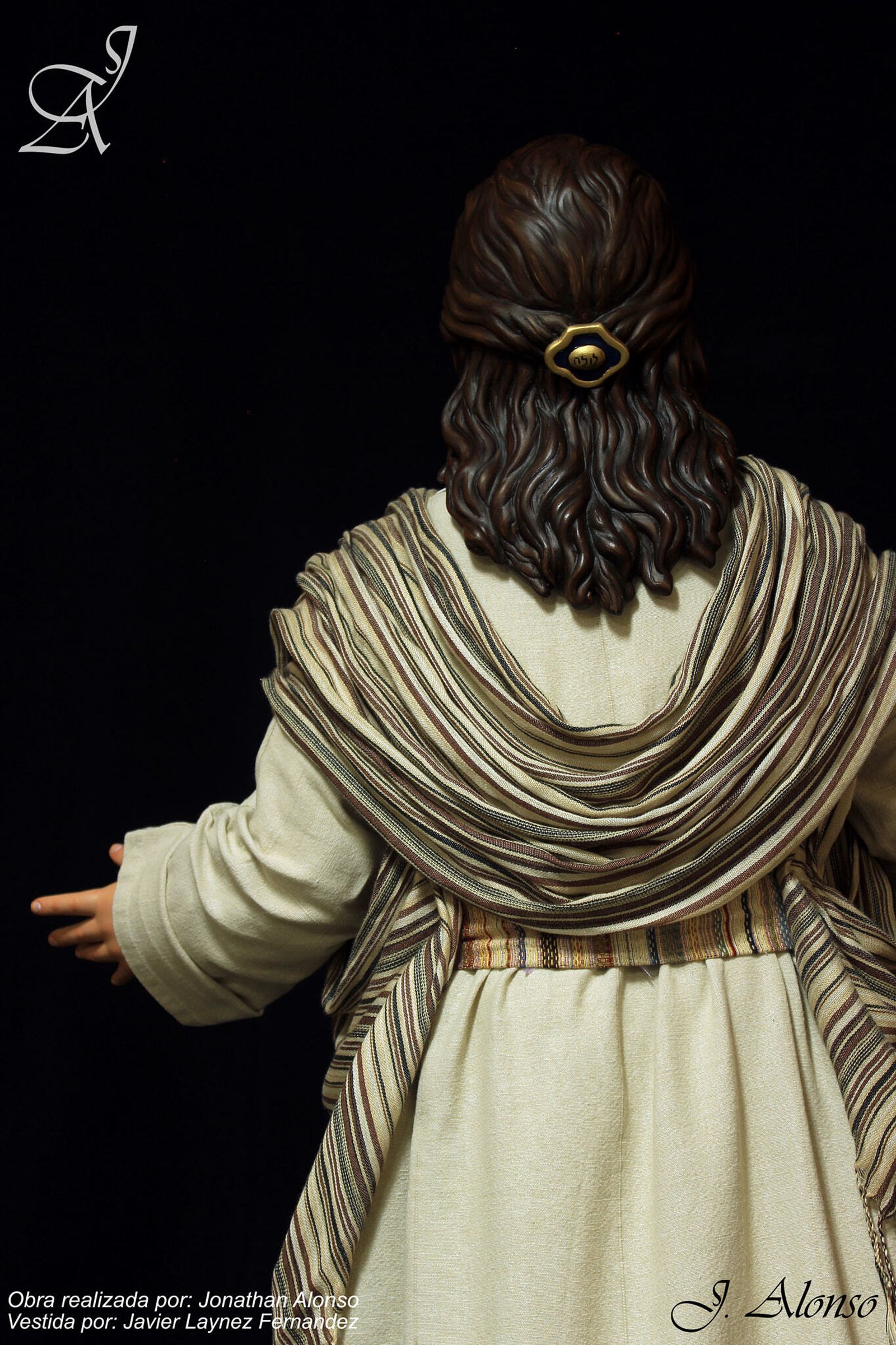 Niña hebrea con Down, de espaldas.