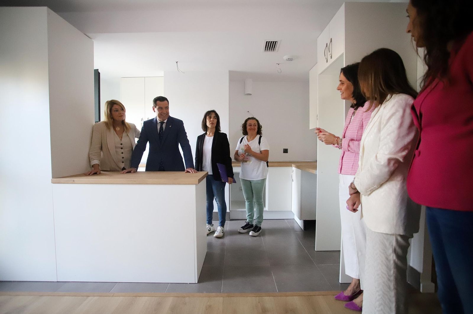 Imágenes de la visita de Juanma Moreno a la promoción de viviendas "Pescadería" en Huelva